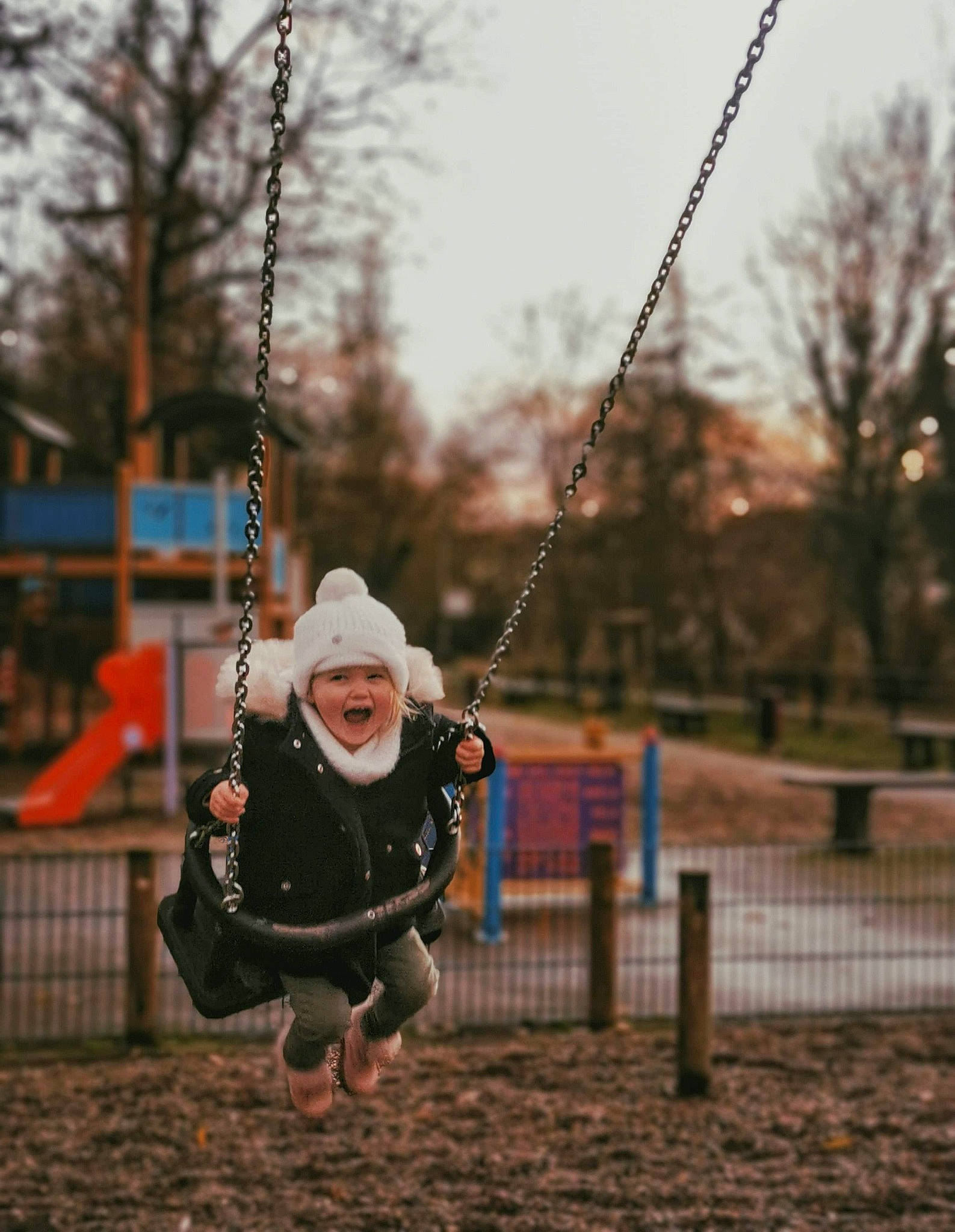 Alizée a rejoint le concours — aidez-le/la à gagner de superbes lots ! autumn, baby, balance, city, fun, headwear, human_settlement, leisure, outdoor_play_equipment, park, person, play, playground, public_space, spring, swing, toddler