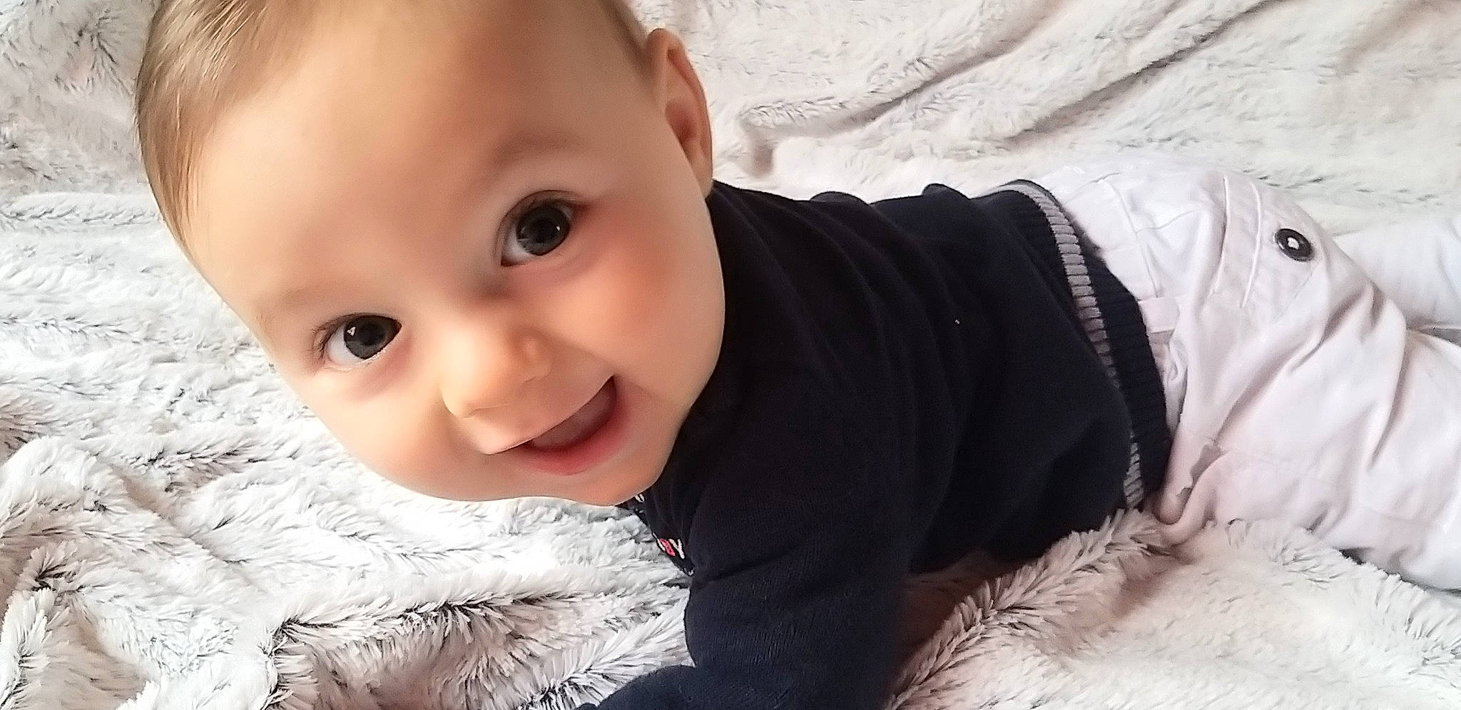 Charly a rejoint le concours — aidez-le/la à gagner de superbes lots ! baby, baby_toddler_clothing, cheek, eye, eyebrow, eyelash, facial_expression, flash_photography, gesture, happy, head, iris, lip, mouth, nose, person, skin, sleeve, smile, toddler