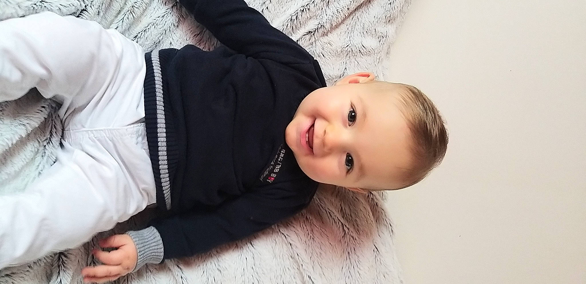Charly a rejoint le concours — aidez-le/la à gagner de superbes lots ! baby, baby_toddler_clothing, blond, cheek, comfort, face, flash_photography, flooring, fur, happy, hardwood, head, joy, nose, person, skin, sleeve, smile, suit, toddler