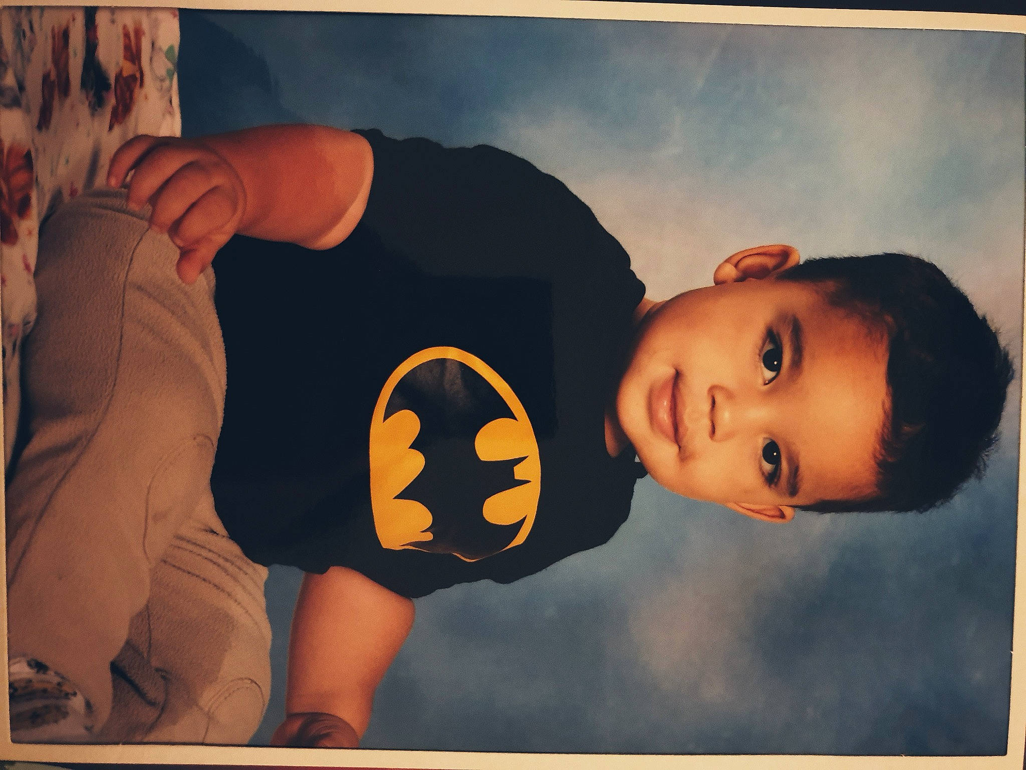 Tyler a rejoint le concours — aidez-le/la à gagner de superbes lots ! animation, art, child, flash_photography, font, fun, gesture, happy, logo, person, personal_protective_equipment, picture_frame, portrait_photography, room, sky, sleeve, stock_photography, stuffed_toy, t_shirt, toddler