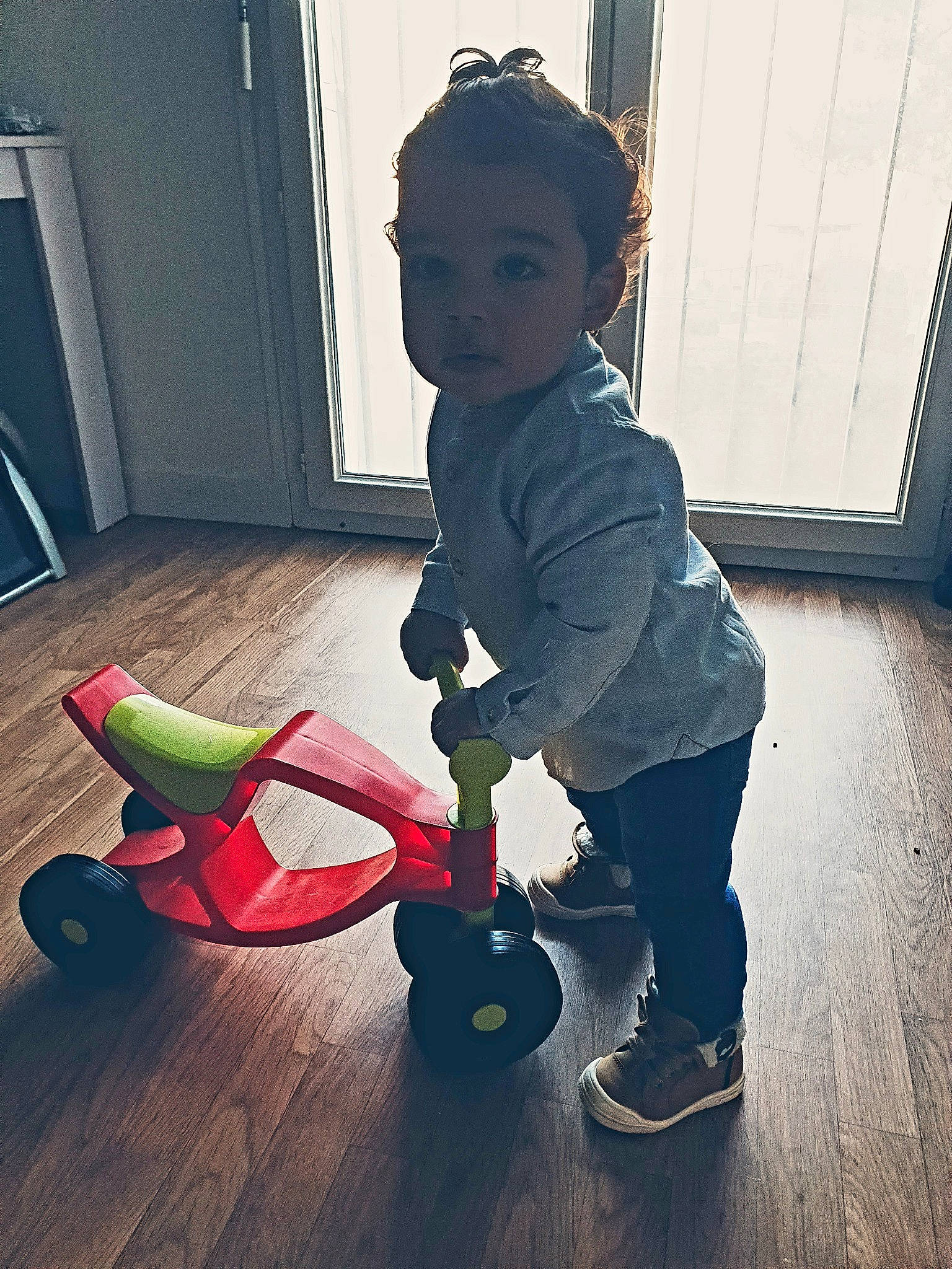 Tyler a rejoint le concours — aidez-le/la à gagner de superbes lots ! baby, child, cool, door, electric_blue, floor, flooring, fun, happy, hardwood, human_leg, leg, person, selfie, sitting, sneakers, standing, t_shirt, toddler, toy