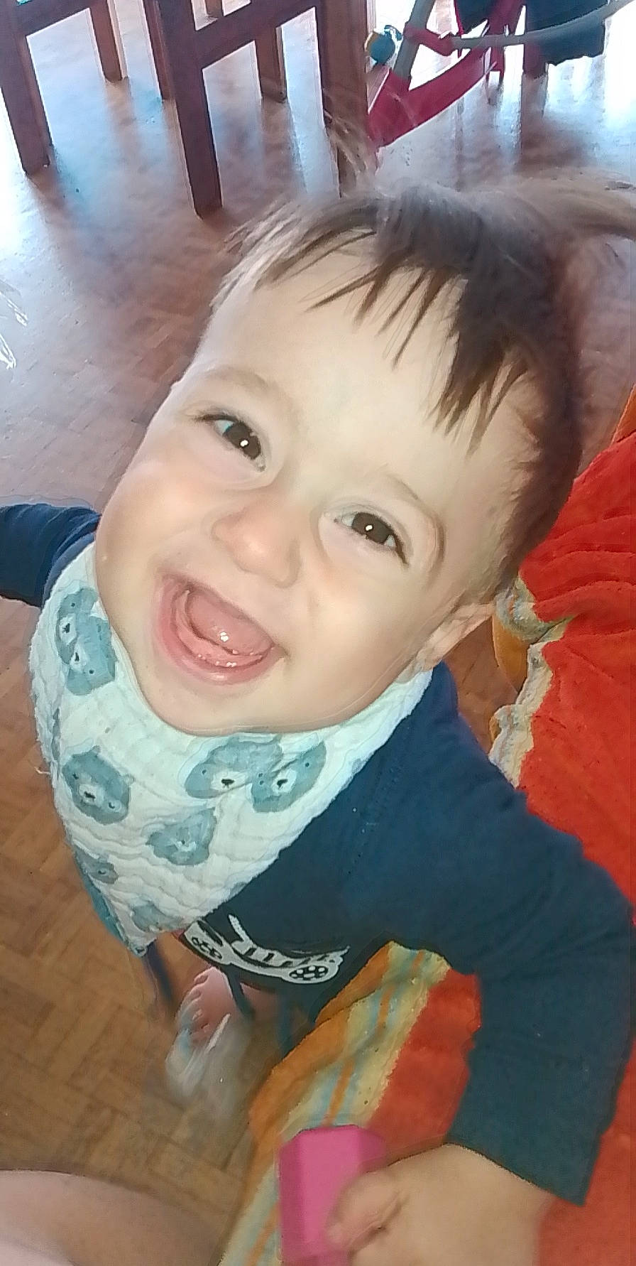 Tiago participe au concours pour gagner de l'argent avec cette photo : baby_toddler_clothing, cheek, cool, ear, eye, eyebrow, eyelash, finger, happy, iris, jaw, lip, mammal, mouth, neck, nose, person, skin, sleeve, smile