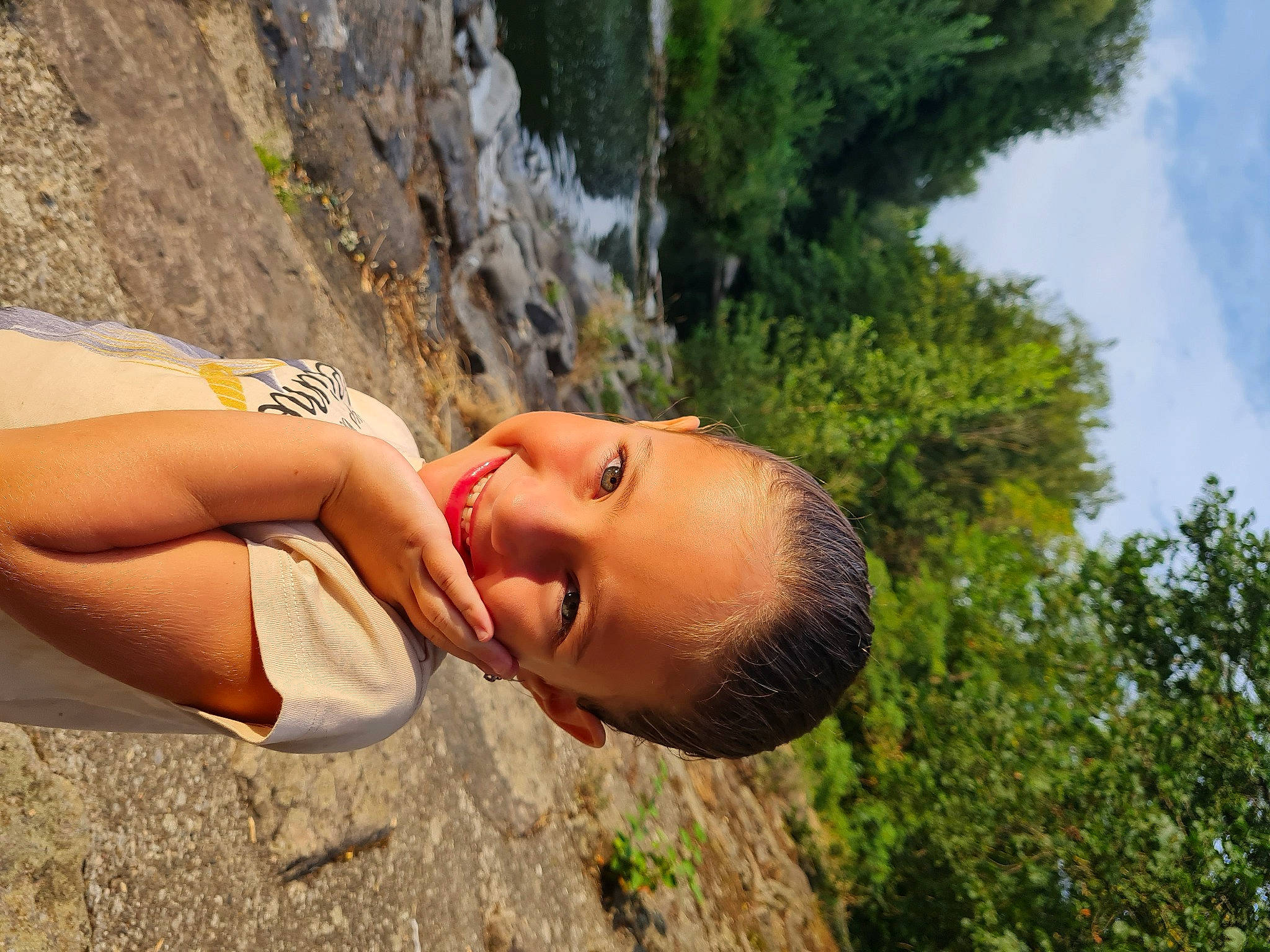 Eléna a rejoint le concours — aidez-le/la à gagner de superbes lots ! adventure, chest, child, elbow, fun, grass, happy, human_leg, joy, landscape, leisure, neck, people_in_nature, person, recreation, smile, soil, swimwear, toddler, tree