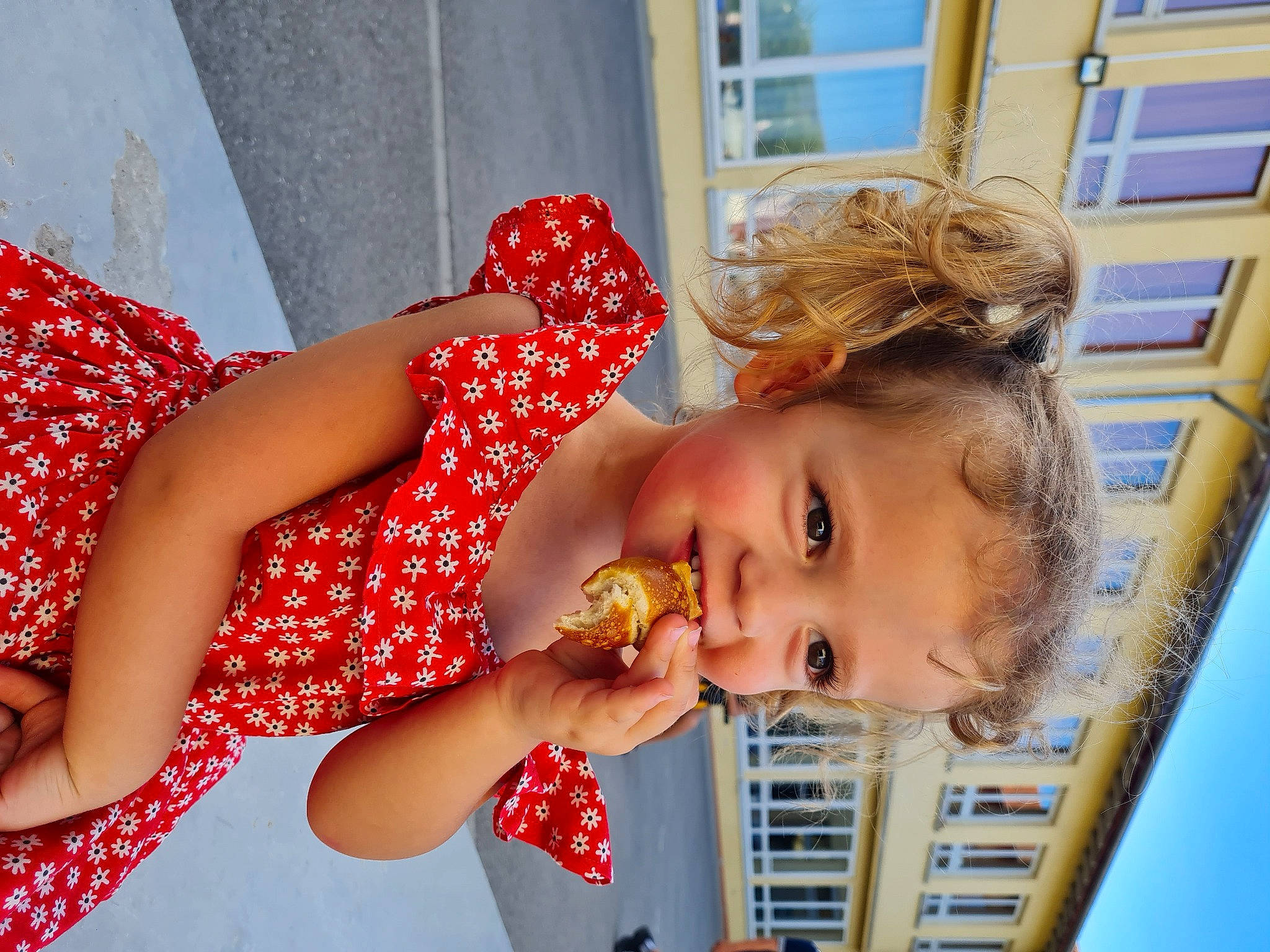 Anna participe au concours pour gagner de l'argent avec cette photo : arm, baby, cheek, dress, eyelash, finger, hand, happy, human_body, joy, lip, mouth, neck, nose, orange, person, red, skin, smile, summer