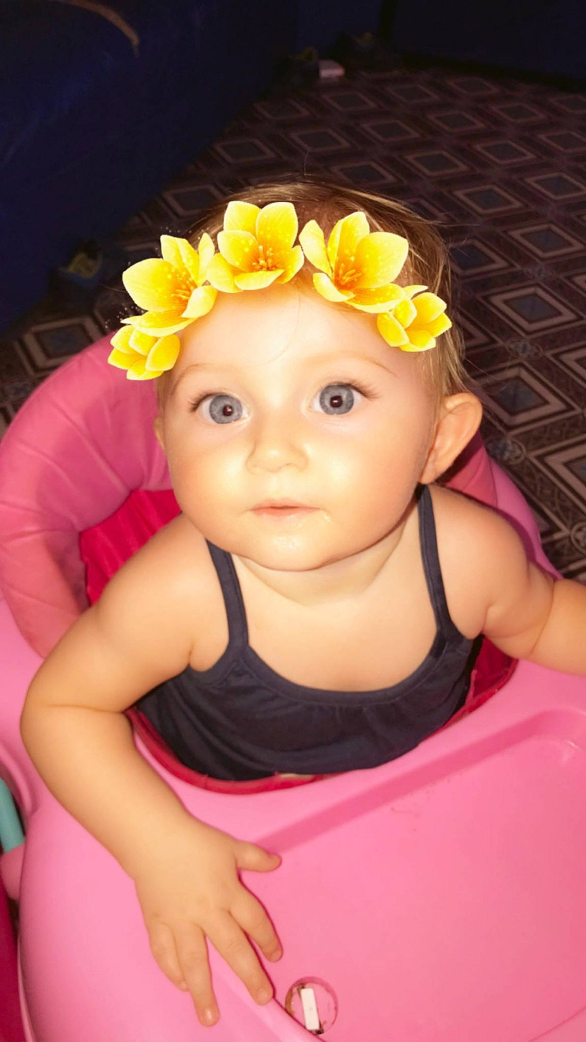 Lena participe au concours pour gagner de l'argent avec cette photo : brown_hair, cake_decorating, cheek, child, child_model, eye, face, girl, hair_accessory, happiness, head, headband, headgear, human_hair_color, infant, person, pink, skin, smile, toddler