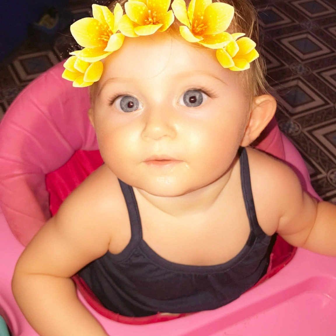 Lena participe au concours pour gagner de l'argent avec cette photo : brown_hair, cake_decorating, cheek, child, child_model, eye, face, girl, hair_accessory, happiness, head, headband, headgear, human_hair_color, infant, person, pink, skin, smile, toddler