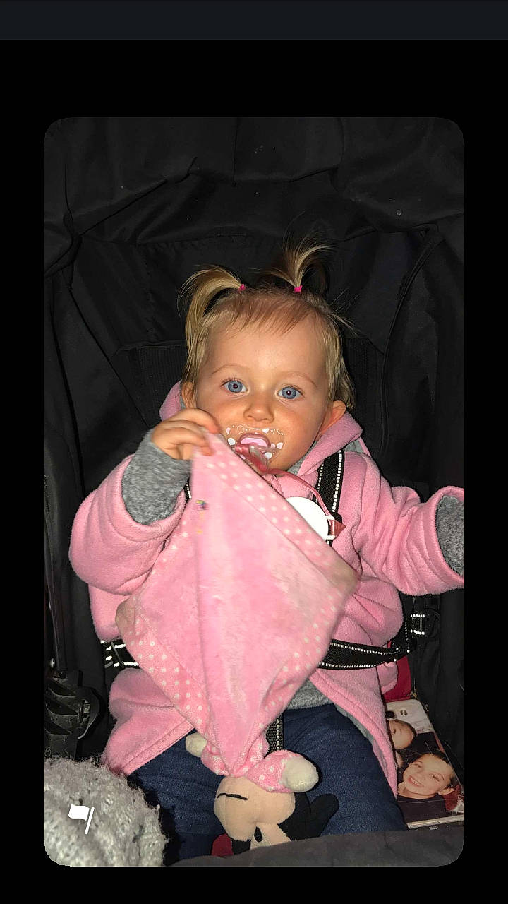 Lena a rejoint le concours — aidez-le/la à gagner de superbes lots ! child, eye, fun, girl, hair, head, human, human_body, human_hair_color, infant, iris, joy, nose, organ, person, pink, product, sitting, skin, smile