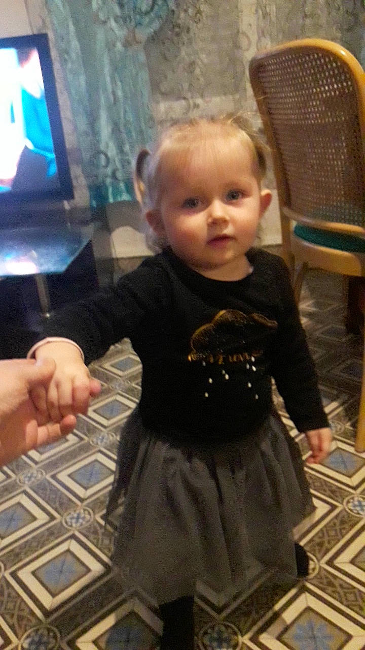 Lena participe au concours pour gagner de l'argent avec cette photo : child, day, fun, girl, hair, hairstyle, head, person, play, product, toddler