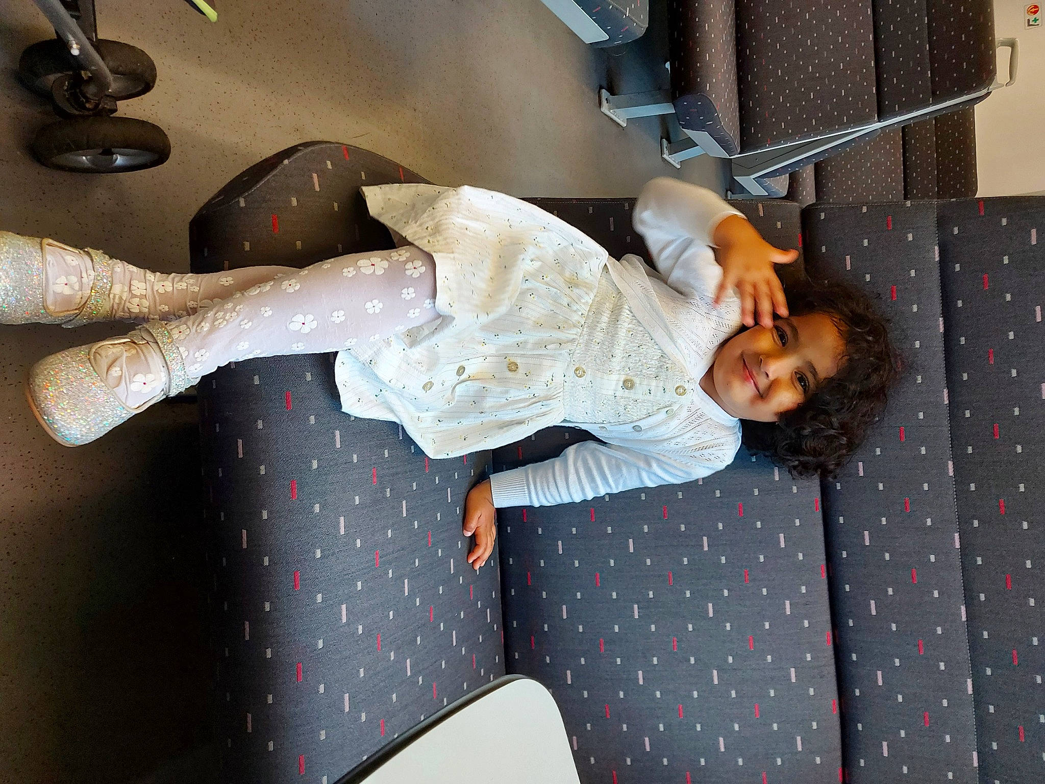 Sarah participe au concours pour gagner de l'argent avec cette photo : child, elbow, entertainment, event, flooring, foot, fun, gesture, happy, human_leg, joint, joy, knee, leg, pattern, performance, performing_arts, person, sandal, thigh