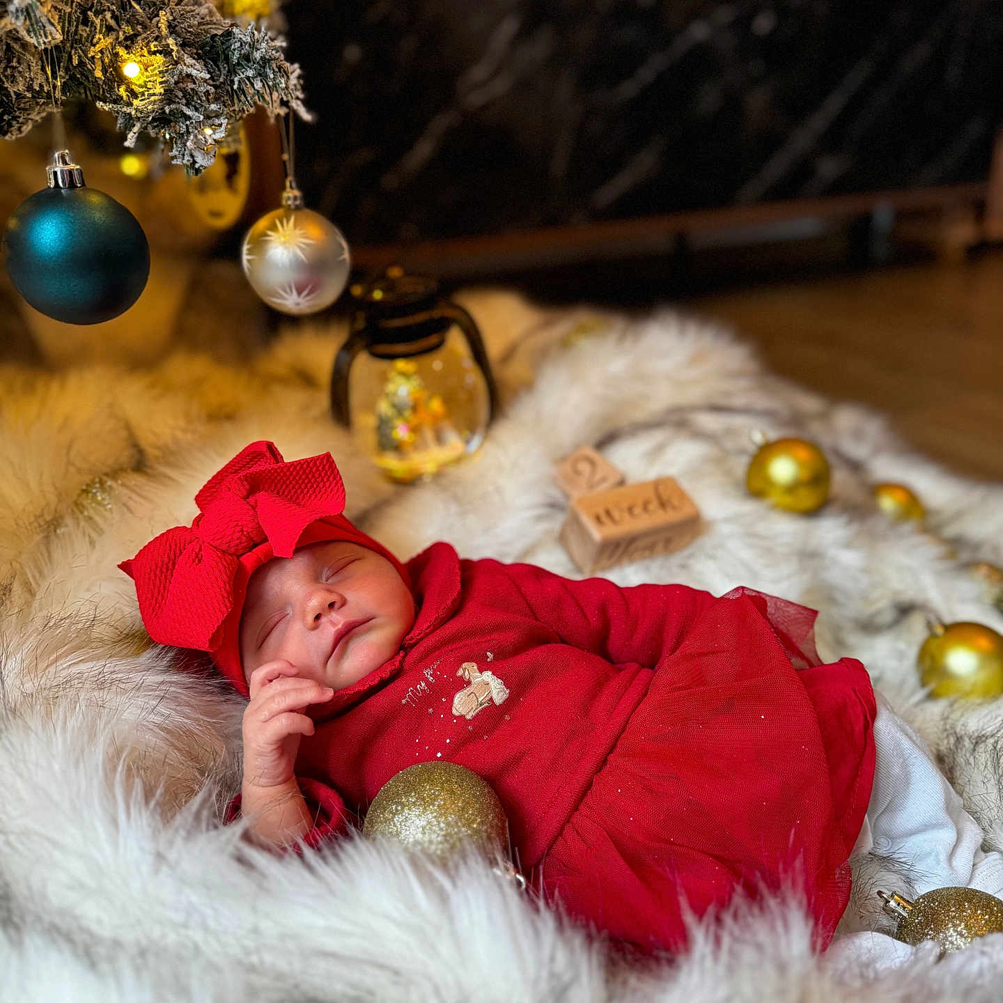 Riley participe au concours pour gagner de l'argent avec cette photo : accessories, baby, blanket, bodypart, clothing, couch, face, finger, furniture, hand, happy, hardwood, hat, head, newborn, person, photography, portrait, smile, sphere