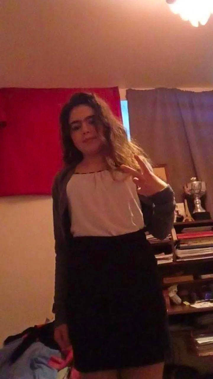 Louna a rejoint le concours — aidez-le/la à gagner de superbes lots ! abdomen, belt, entertainment, event, face, fashion_design, fashion_model, formal_wear, fun, human_leg, knee, little_black_dress, long_hair, magenta, person, room, sleeve, street_fashion, thigh, trunk