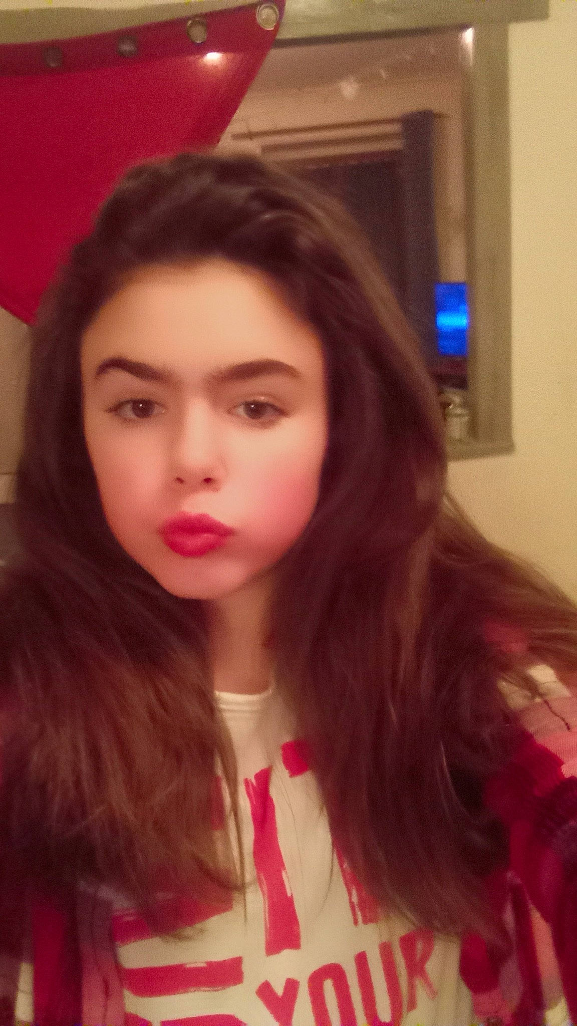 Louna participe au concours pour gagner de l'argent avec cette photo : black_hair, cheek, chin, eye, eyebrow, eyelash, face, facial_expression, forehead, hairstyle, happy, human, iris, jaw, lip, lipstick, mouth, neck, nose, person