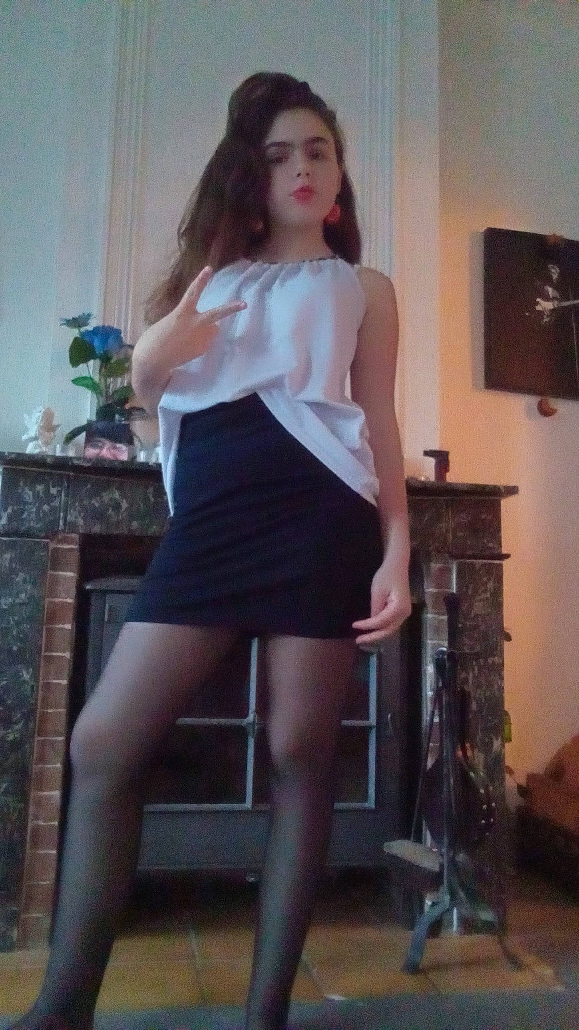 Louna participe au concours pour gagner de l'argent avec cette photo : abdomen, beauty, belt, black_hair, fashion, fashion_design, flash_photography, gravure_idol, hair, houseplant, human_leg, knee, neck, person, plant, shorts, sleeve, street_fashion, thigh, trunk