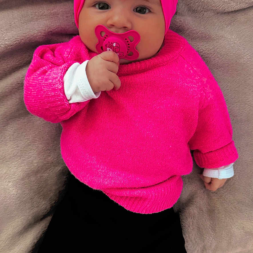 Eden participe au concours pour gagner de l'argent avec cette photo : baby, bodypart, bonnet, cap, clothing, face, finger, glove, hand, hat, head, hood, hoodie, hosiery, knitwear, person, photography, portrait, sock, sweater