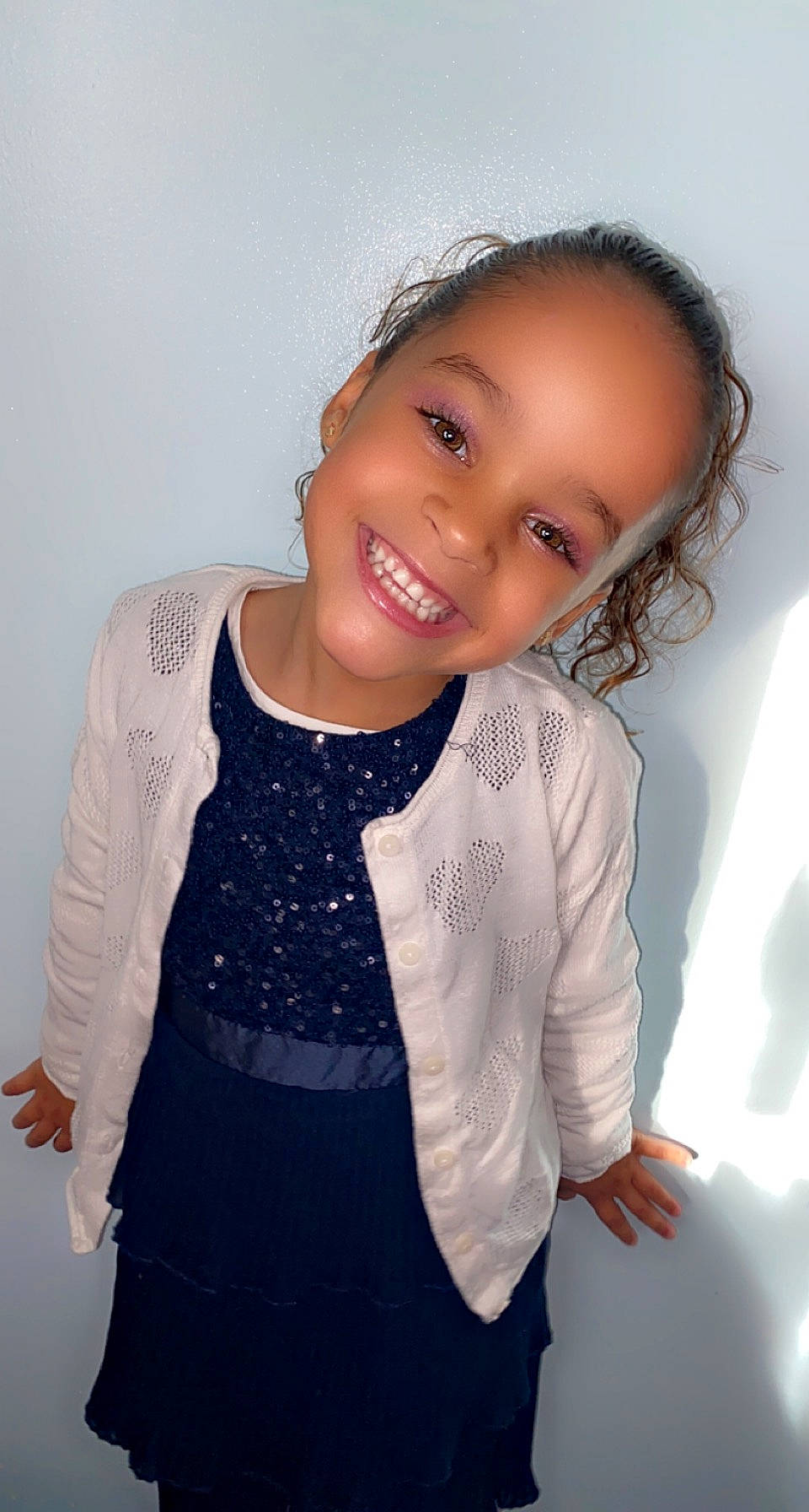 Keylissa participe au concours pour gagner de l'argent avec cette photo : arm, baby_toddler_clothing, clothing, cool, face, flash_photography, gesture, hairstyle, happy, head, human, iris, joint, joy, lip, neck, person, shoulder, sleeve, smile