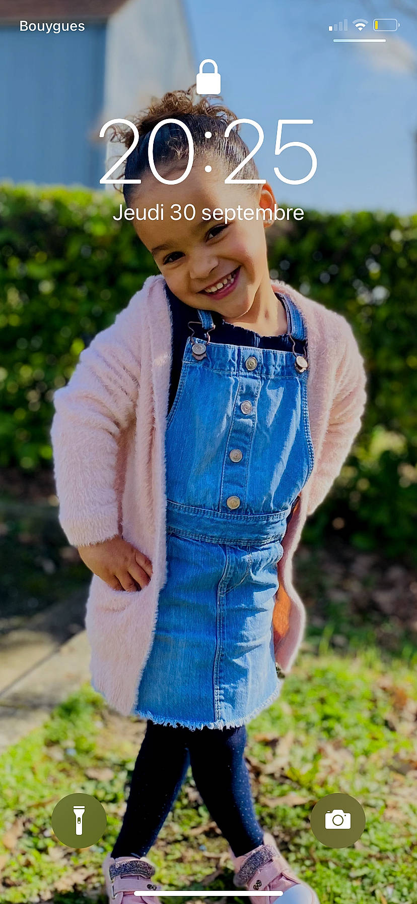 Keylissa a rejoint le concours — aidez-le/la à gagner de superbes lots ! blazer, cap, clothing, collar, cool, denim, eyewear, face, happy, headgear, headwear, joy, neck, necklace, outerwear, person, plant, sleeve, smile, street_fashion