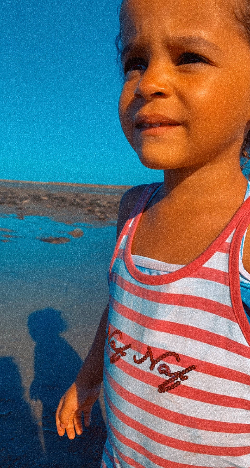 Keylissa participe au concours pour gagner de l'argent avec cette photo : azure, beauty, blue, chin, cool, electric_blue, facial_expression, fun, hairstyle, happy, leisure, lip, neck, organ, person, shoulder, skin, sky, t_shirt, travel