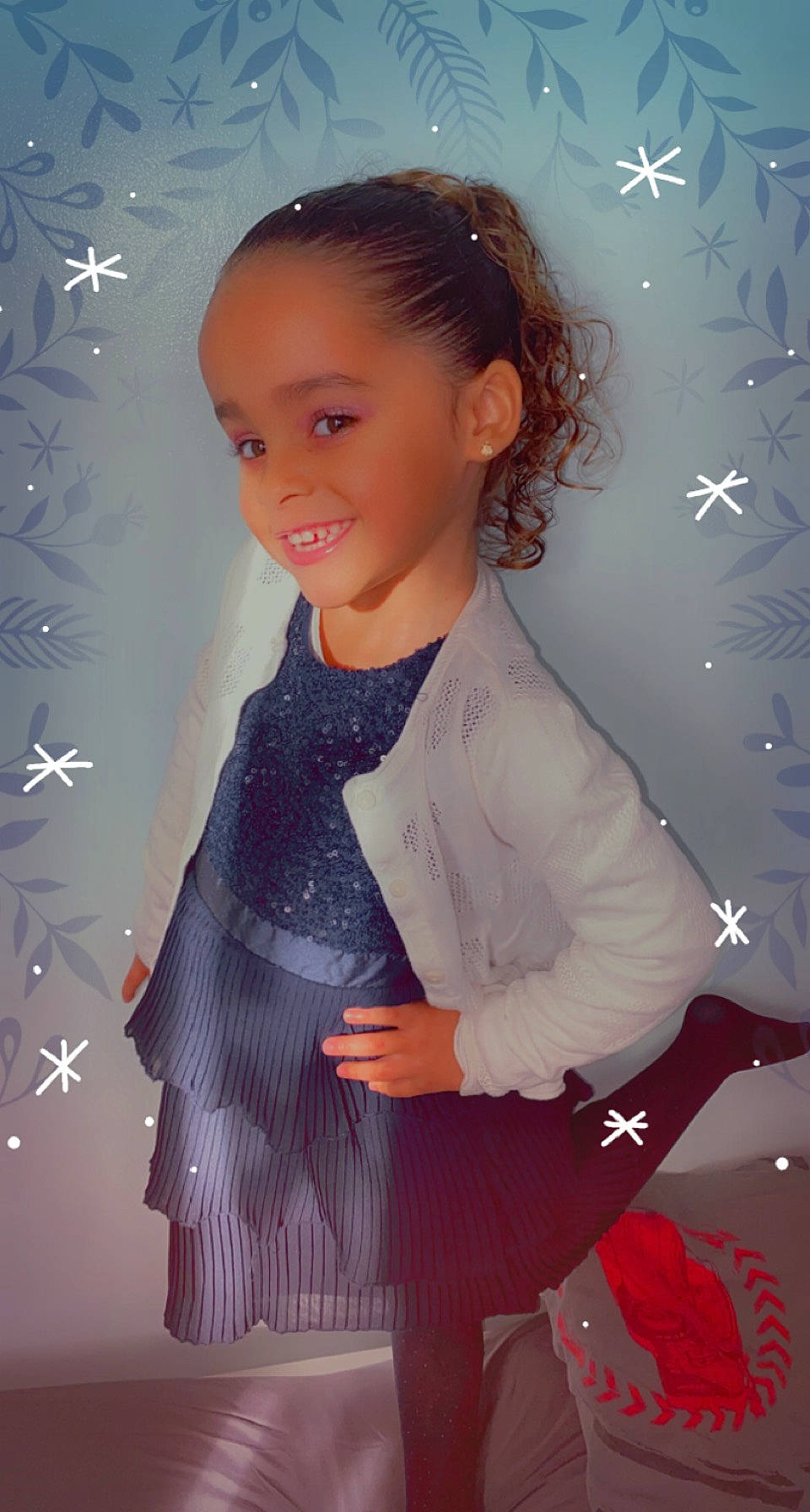 Keylissa a rejoint le concours — aidez-le/la à gagner de superbes lots ! blond, bow_tie, child, design, electric_blue, event, fashion_design, flash_photography, formal_wear, happy, joy, long_hair, outerwear, pattern, person, sleeve, smile, standing, street_fashion, toddler