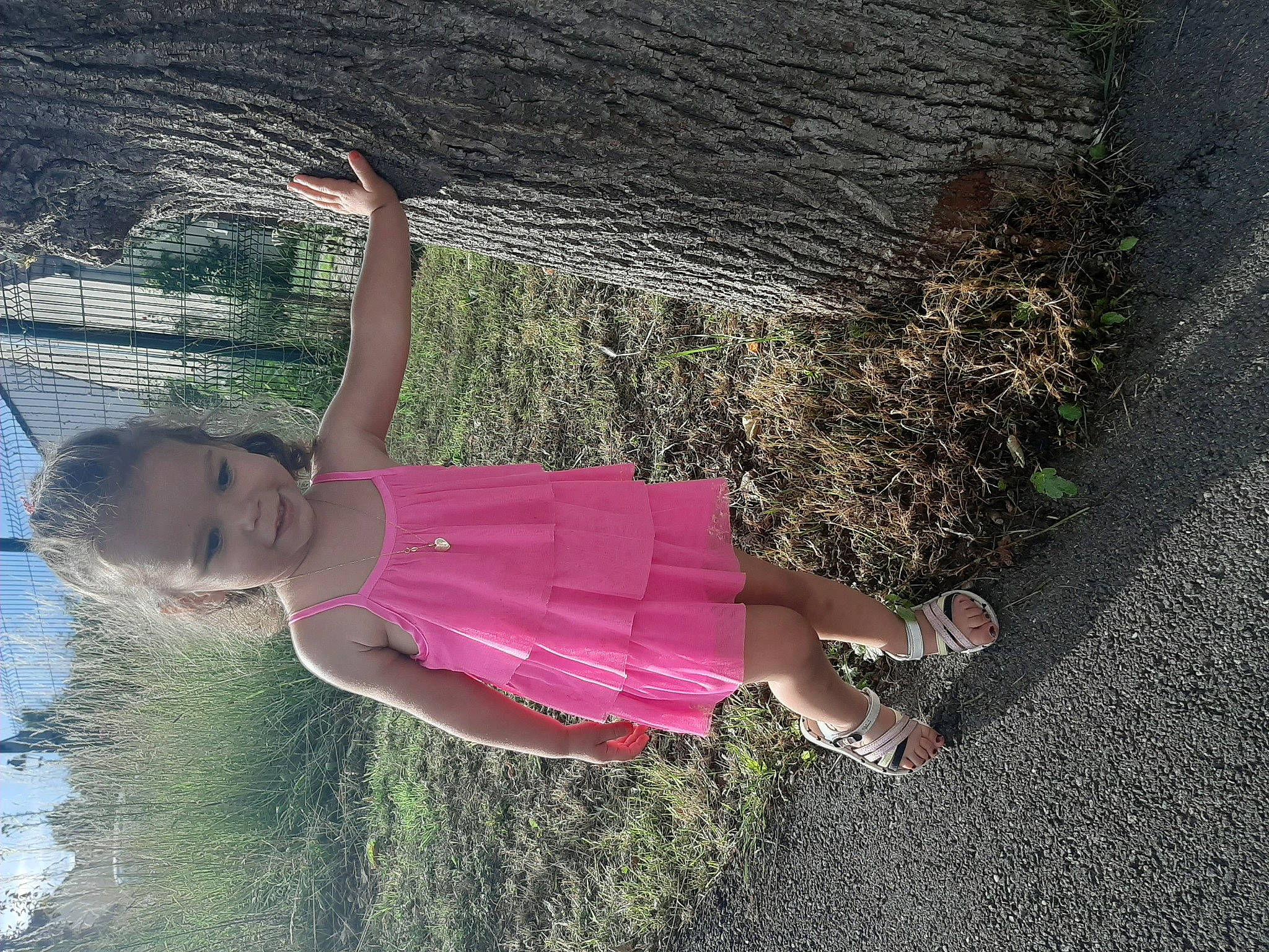 Kimberley participe au concours pour gagner de l'argent avec cette photo : fun, grass, leg, leisure, person, pink, summer, tree, vacation, water