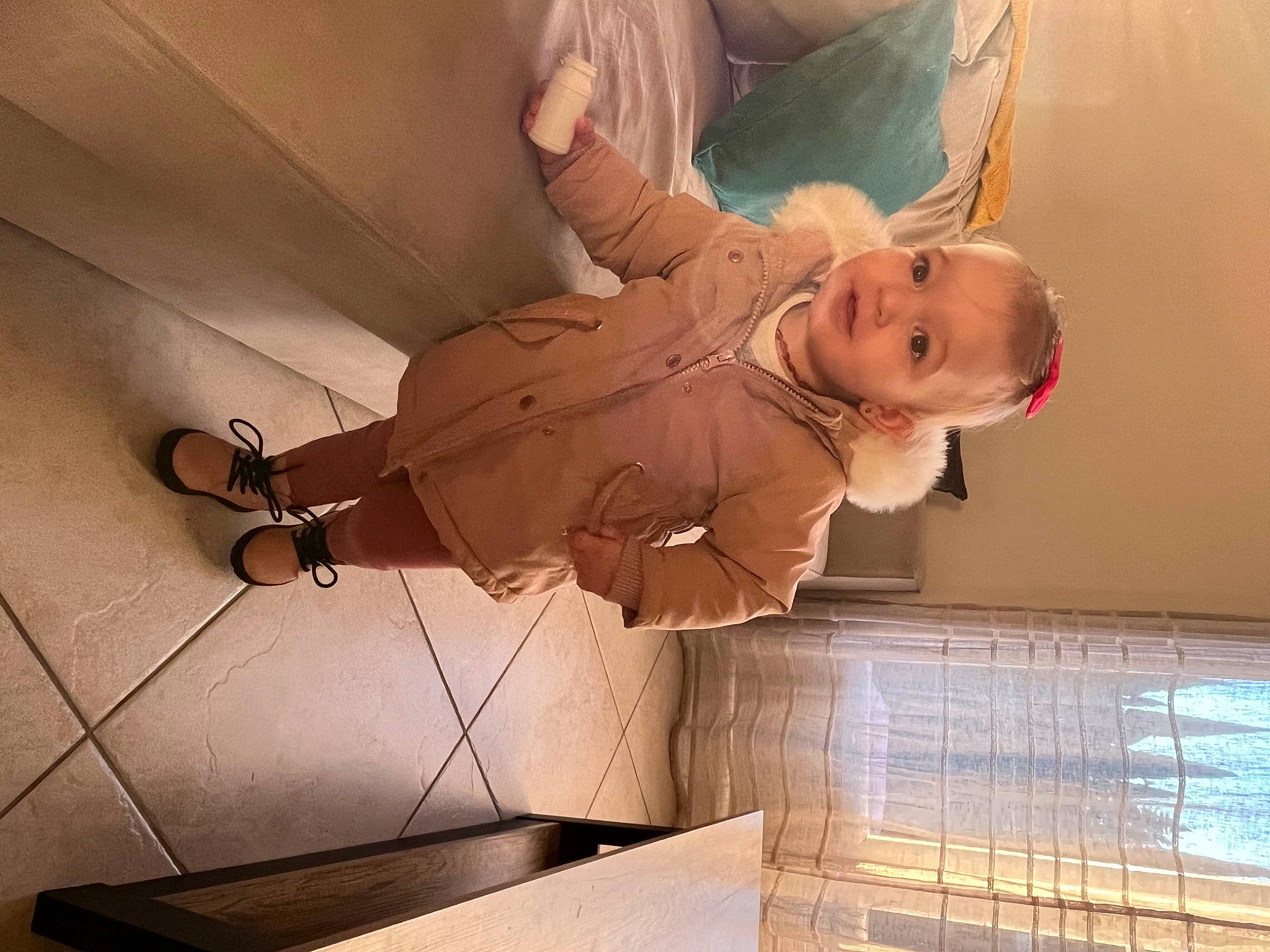 Léna participe au concours pour gagner de l'argent avec cette photo : baby, ceiling, comfort, elbow, flooring, fun, gesture, happy, hardwood, knee, person, plaster, room, smile, toddler, wall, wood