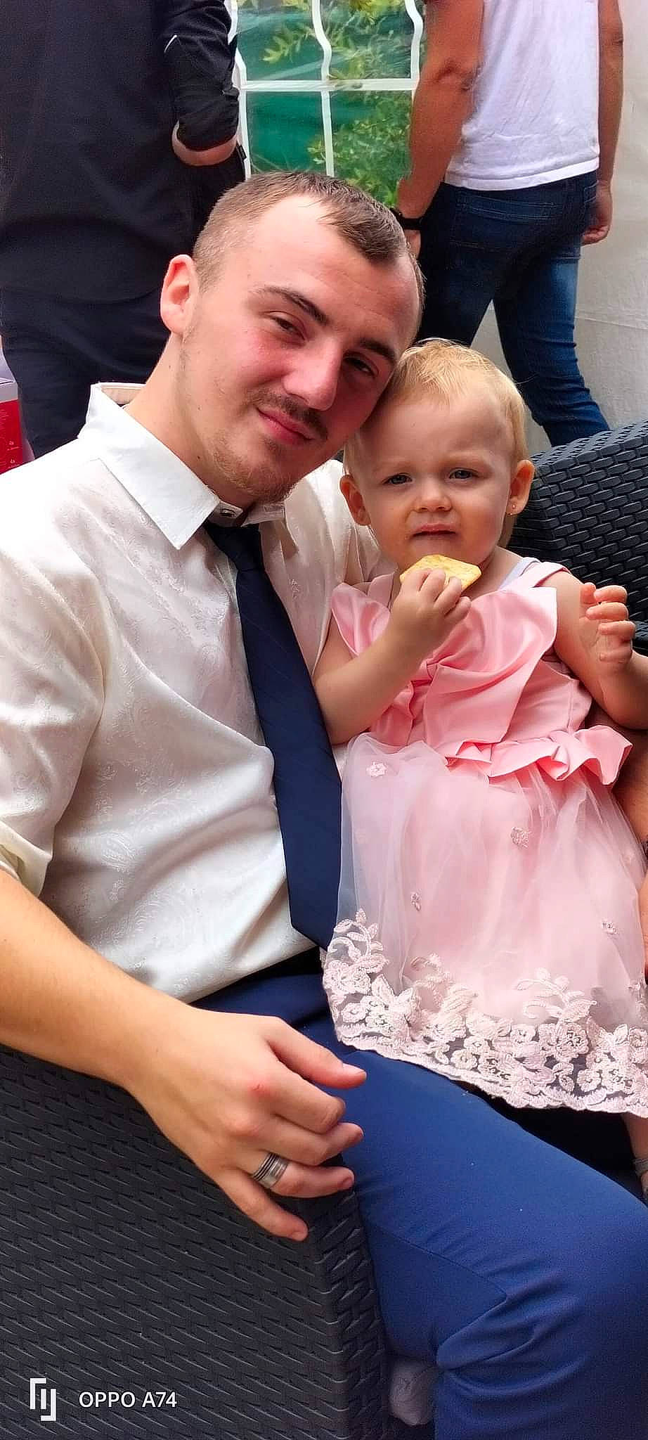 Yllona a rejoint le concours — aidez-le/la à gagner de superbes lots ! baby, baby_toddler_clothing, ceremony, child, dress, event, facial_expression, formal_wear, fun, gesture, hairstyle, happy, human, joy, person, ritual, skin, smile, thumb, tie