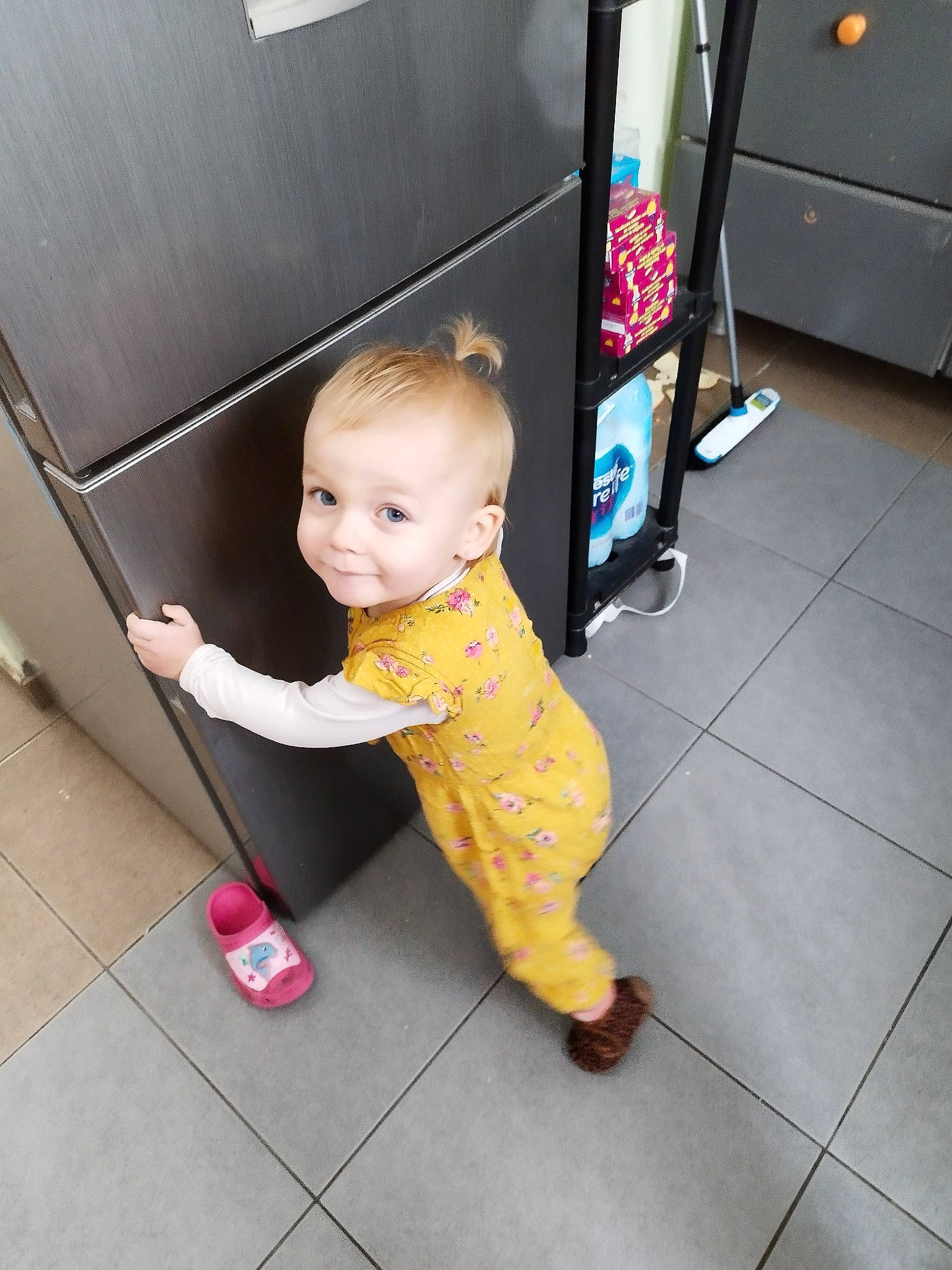 Yllona participe au concours pour gagner de l'argent avec cette photo : baby, baby_toddler_clothing, child, cleanliness, door, floor, flooring, foot, fun, gas, hairstyle, happy, head, leg, person, play, shoe, smile, standing, toddler