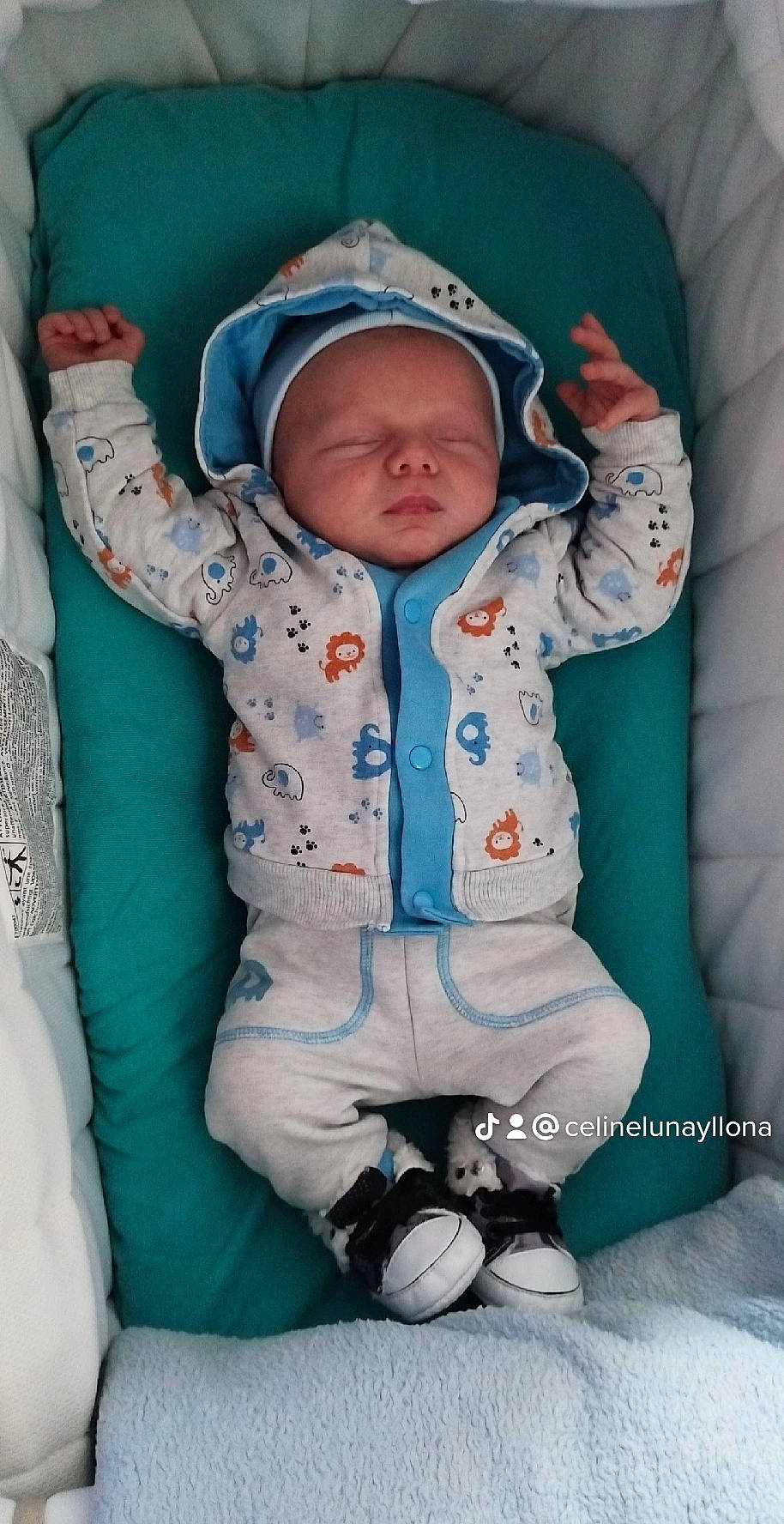 Ayden a rejoint le concours — aidez-le/la à gagner de superbes lots ! baby, baby_products, baby_safety, baby_toddler_clothing, cheek, child, comfort, cool, face, fun, gesture, happy, person, photograph, sitting, sleeve, textile, thumb, toddler, white
