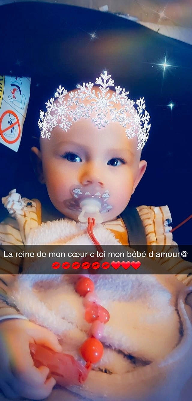 Luna a rejoint le concours — aidez-le/la à gagner de superbes lots ! baby, cheek, child, forehead, hair_accessory, happy, headwear, nose, person, photo_caption, photography, smile, toddler