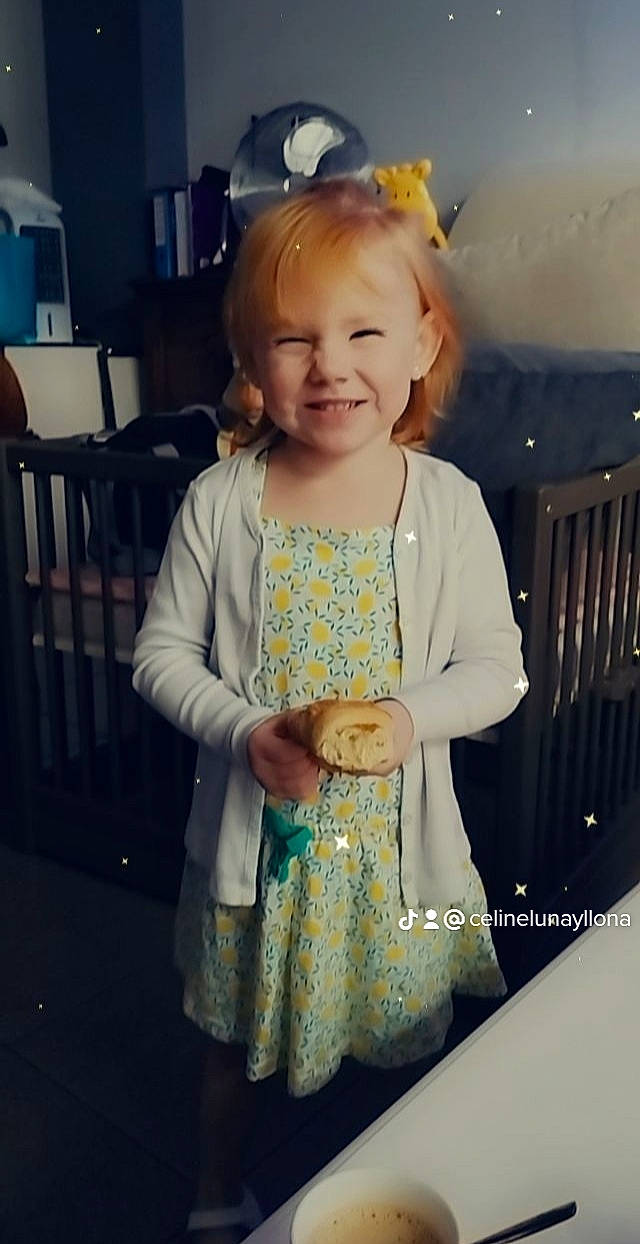 Luna a rejoint le concours — aidez-le/la à gagner de superbes lots ! baby, baby_toddler_clothing, blond, child, cool, day_dress, dress, facial_expression, fashion_design, hairstyle, happy, iris, joy, outerwear, pattern, person, purple, skin, sleeve, smile