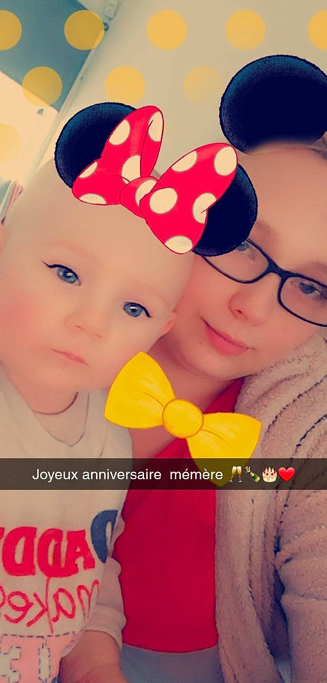 Luna participe au concours pour gagner de l'argent avec cette photo : baby, cheek, child, ear, face, fun, hair_accessory, happy, head, headwear, lip, love, nose, person, photo_caption, photography, pink, selfie, skin, smile