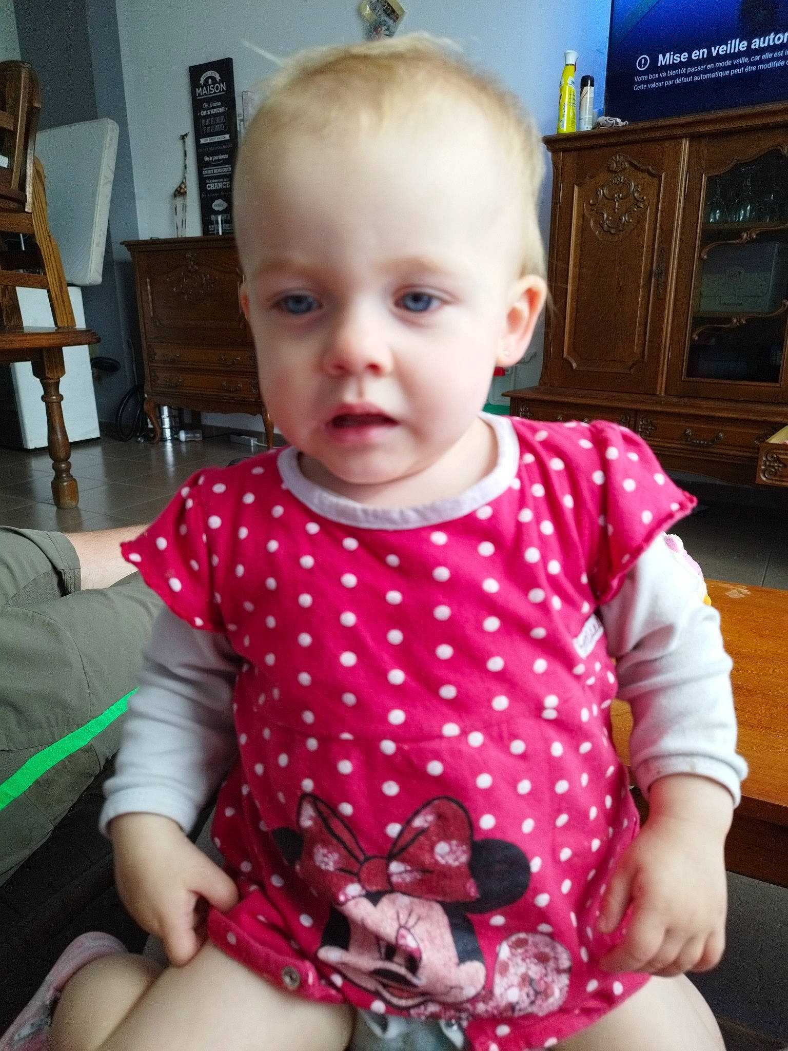 Yllona a rejoint le concours — aidez-le/la à gagner de superbes lots ! baby, baby_toddler_clothing, chair, cheek, child, dress, eye, eyelash, face, facial_expression, fun, hair, hairstyle, head, person, picture_frame, skin, sleeve, standing, television