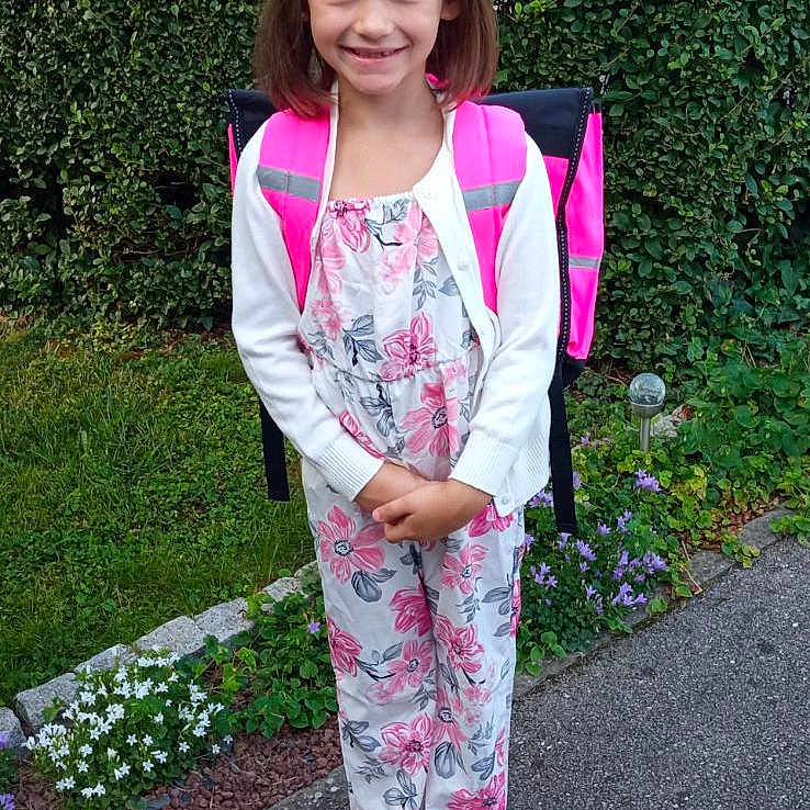 Leyana participe au concours pour gagner de l'argent avec cette photo : bag, child, clothing, face, female, fence, formalwear, girl, grass, head, hedge, herbal, herbs, pants, person, photography, plant, portrait, standing, suit