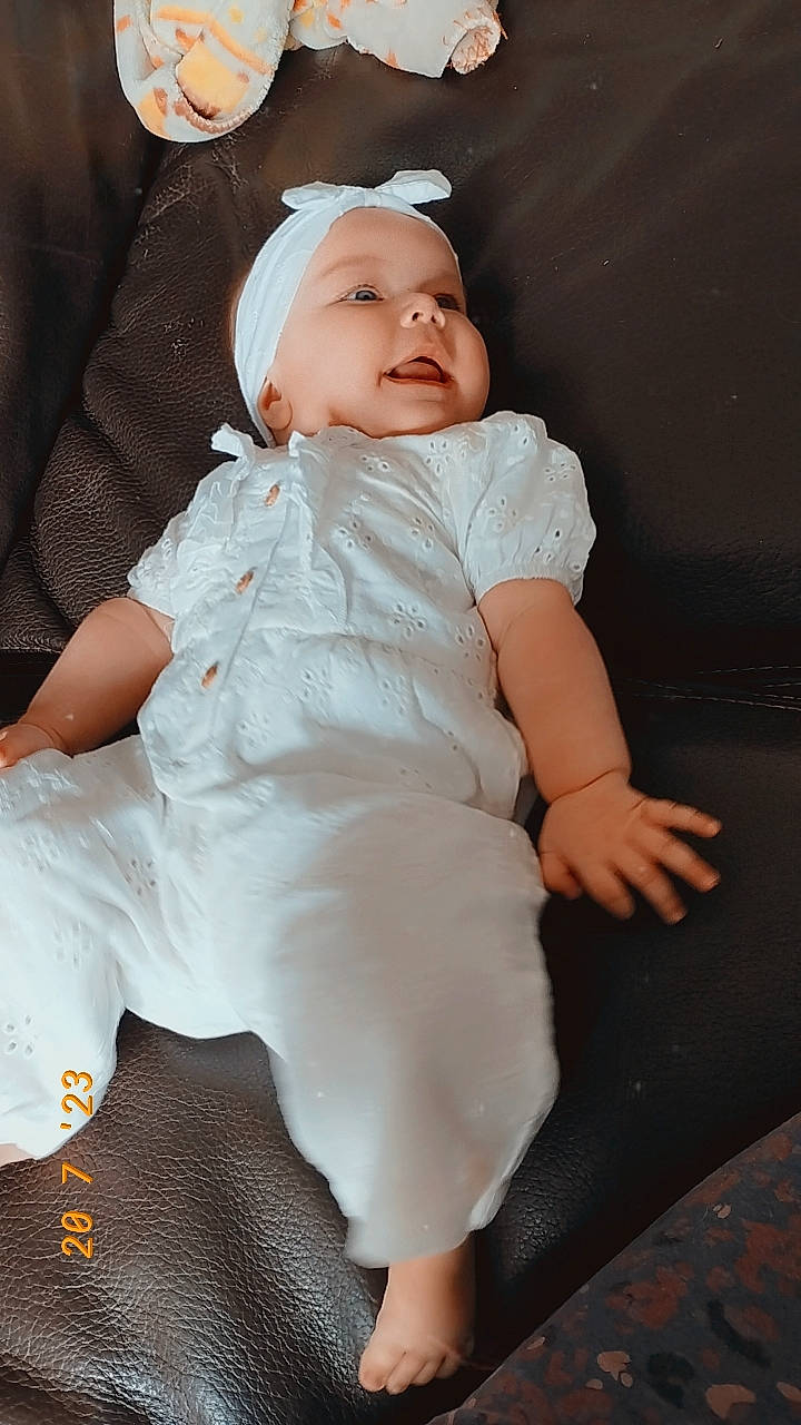 Julia a rejoint le concours — aidez-le/la à gagner de superbes lots ! baby, baby_toddler_clothing, cheek, child, comfort, day_dress, dress, face, flash_photography, fun, happy, hat, head, headwear, human_leg, person, sitting, skin, sleeve, smile