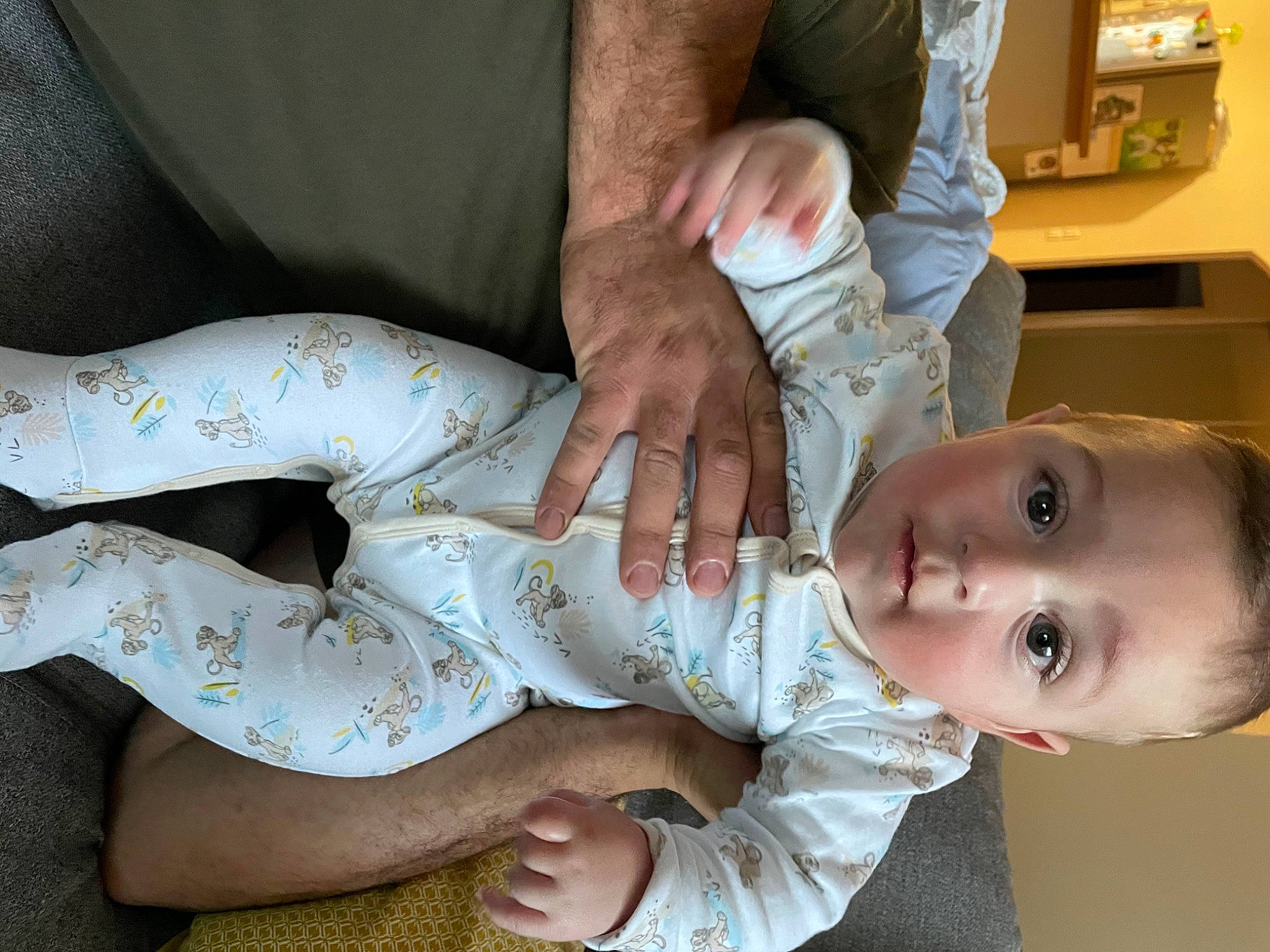 Esteban participe au concours pour gagner de l'argent avec cette photo : arm, baby, chest, child, comfort, elbow, finger, gesture, hand, human_body, joint, leg, mouth, nail, person, skin, sleeve, toddler, trunk, vertebrate