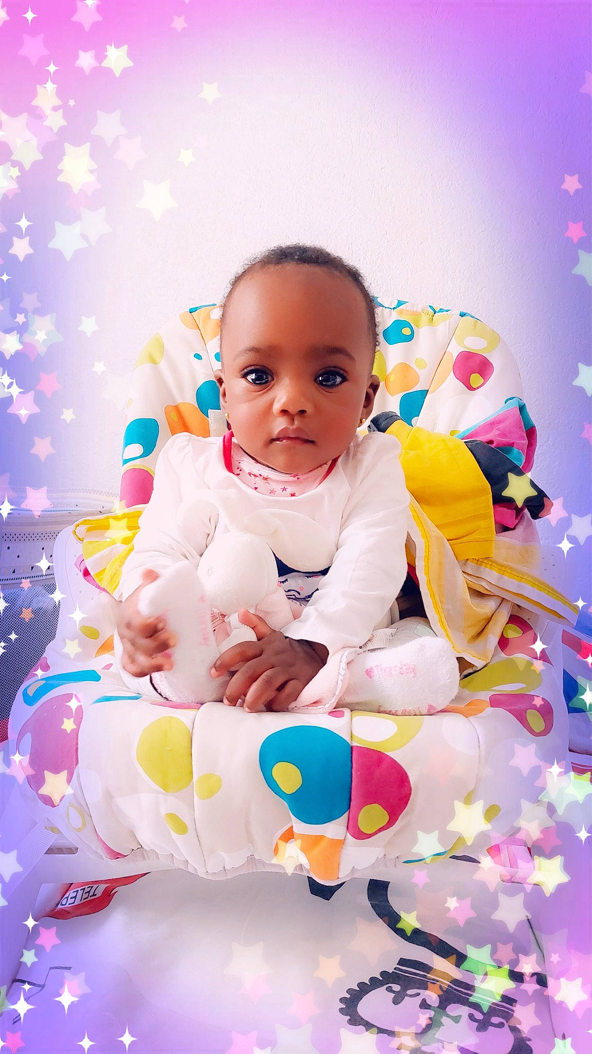 Jade a rejoint le concours — aidez-le/la à gagner de superbes lots ! baby, baby_playing_with_toys, baby_products, baby_toddler_clothing, baby_toys, child, event, facial_expression, fun, gesture, happy, leisure, party_supply, pattern, people_in_nature, person, pink, play, sitting, sweetness