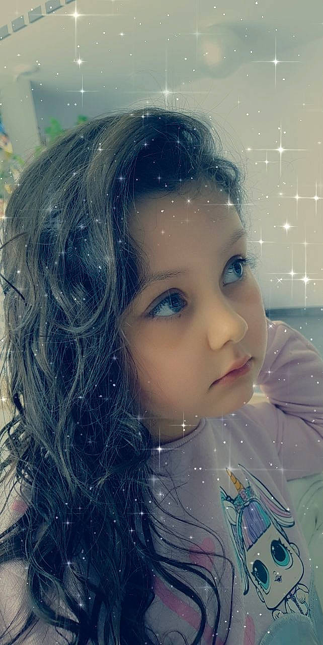 Eva participe au concours pour gagner de l'argent avec cette photo : art, black_hair, brown_hair, child, chin, cool, electric_blue, eye, eyebrow, eyelash, fashion_accessory, flash_photography, happy, iris, jaw, layered_hair, lip, nose, paint, person