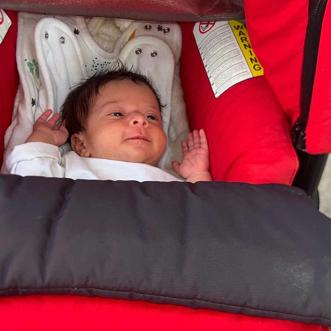 Inaïa a rejoint le concours — aidez-le/la à gagner de superbes lots ! baby, bed, blanket, clothing, crib, cushion, face, furniture, glove, hat, head, homedecor, infantbed, lifejacket, newborn, person, photography, portrait, sleeping, vest