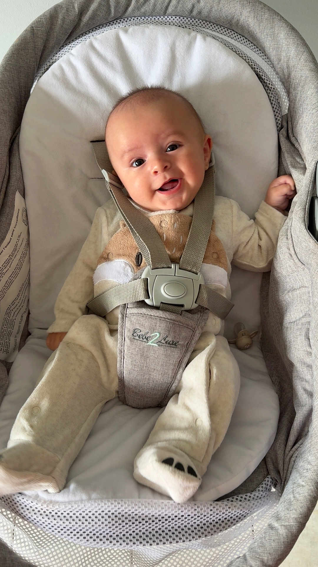 Maël a rejoint le concours — aidez-le/la à gagner de superbes lots ! baby, infant, smiling, onesie, animal_print, baby_seat, seatbelt, cushion, happy, child, indoor, cute, portrait, newborn, comfort, soft_toys, baby_clothing, face, hands, feet