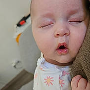 Lou a rejoint le concours — aidez-le/la à gagner de superbes lots ! baby, sleeping, face, hand, blanket, clothing, infant, cute, closeup, skin, peaceful, indoors, pajamas, expression, comfort, portrait, child, young, mouth, nap