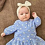 Lou a rejoint le concours — aidez-le/la à gagner de superbes lots ! baby, infant, child, blue_dress, headband, bow, blanket, patterned_clothing, cute, face, lying_down, looking_at_camera, small_hand, soft_texture, casual, indoor, portrait, young_child, adorable, calm