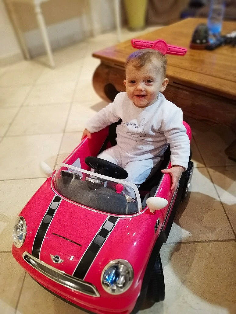 Loucia participe au concours pour gagner de l'argent avec cette photo : baby, car, child, city_car, classic_car, model_car, person, pink, play, product, sports_car, supercar, toddler, toy, toy_vehicle, vehicle
