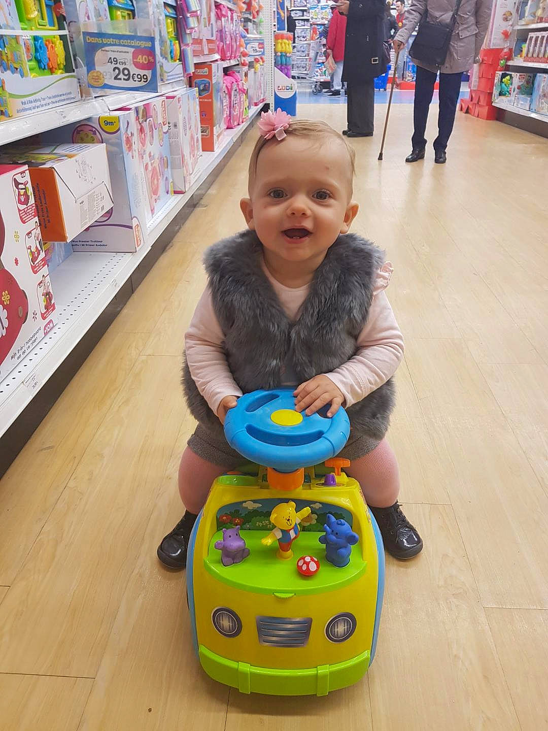 Loucia participe au concours pour gagner de l'argent avec cette photo : baby, baby_toys, child, floor, flooring, fun, person, play, product, smile, supermarket, toddler, toy, vacation