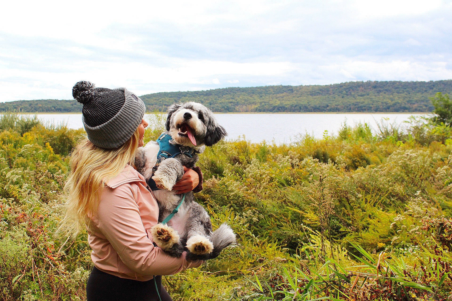 Sailor is registered to the contest to win money with this photo: cloud, grass, grassland, happy, highland, hill, lake, landscape, leisure, luggage_and_bags, meadow, natural_landscape, people_in_nature, plant, prairie, recreation, sky, travel, tree, water