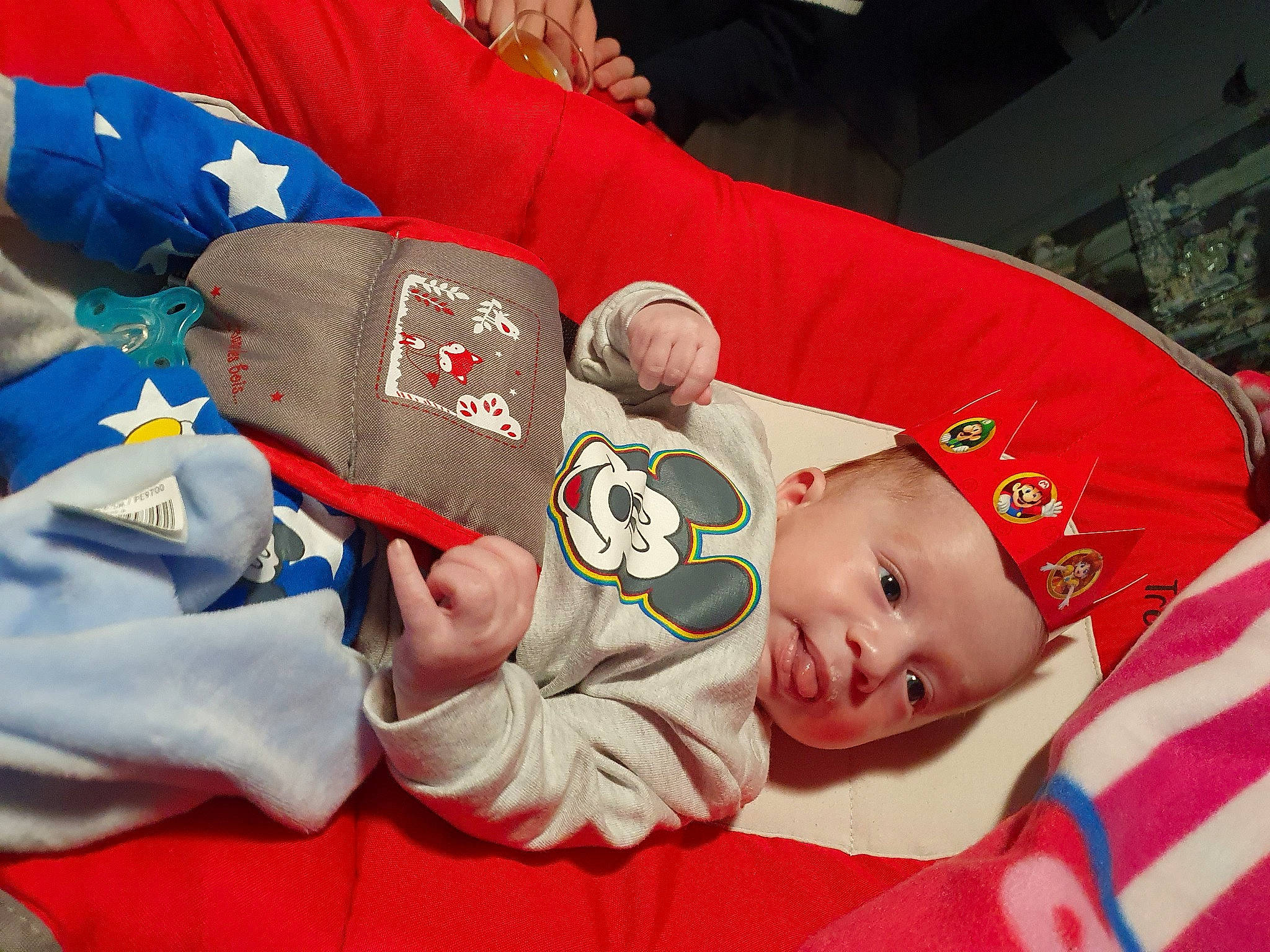 Meysson a rejoint le concours — aidez-le/la à gagner de superbes lots ! baby, baby_toddler_clothing, carmine, child, christmas, christmas_eve, comfort, event, fun, headwear, holiday, lap, linens, nap, person, room, sitting, sleep, sleeve, toddler