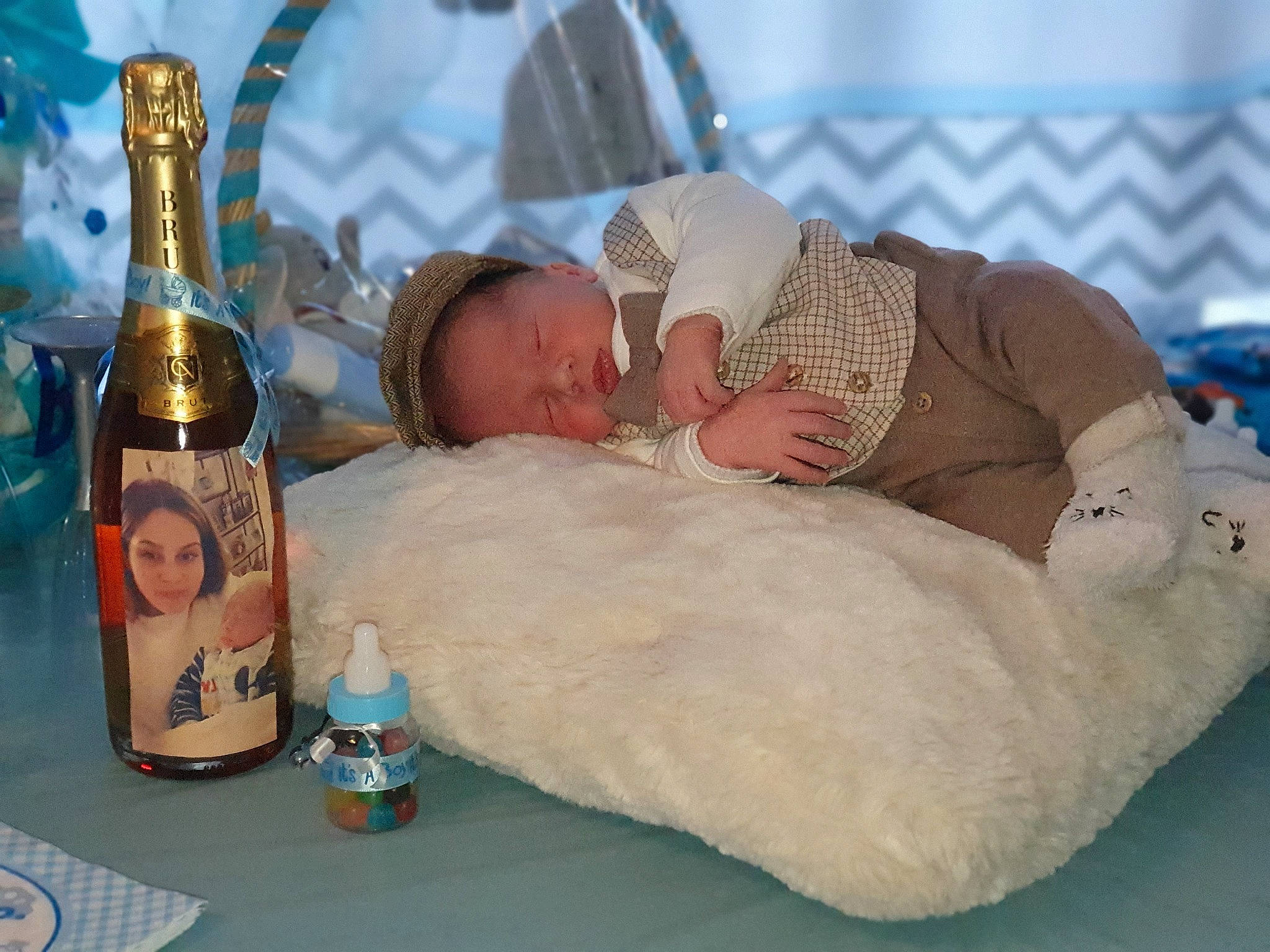 Meysson a rejoint le concours — aidez-le/la à gagner de superbes lots ! baby, bottle, child, comfort, drink, drinkware, event, glass_bottle, hat, health_care, linens, medical, medical_equipment, medical_procedure, person, plastic_bottle, product, room, service, toddler