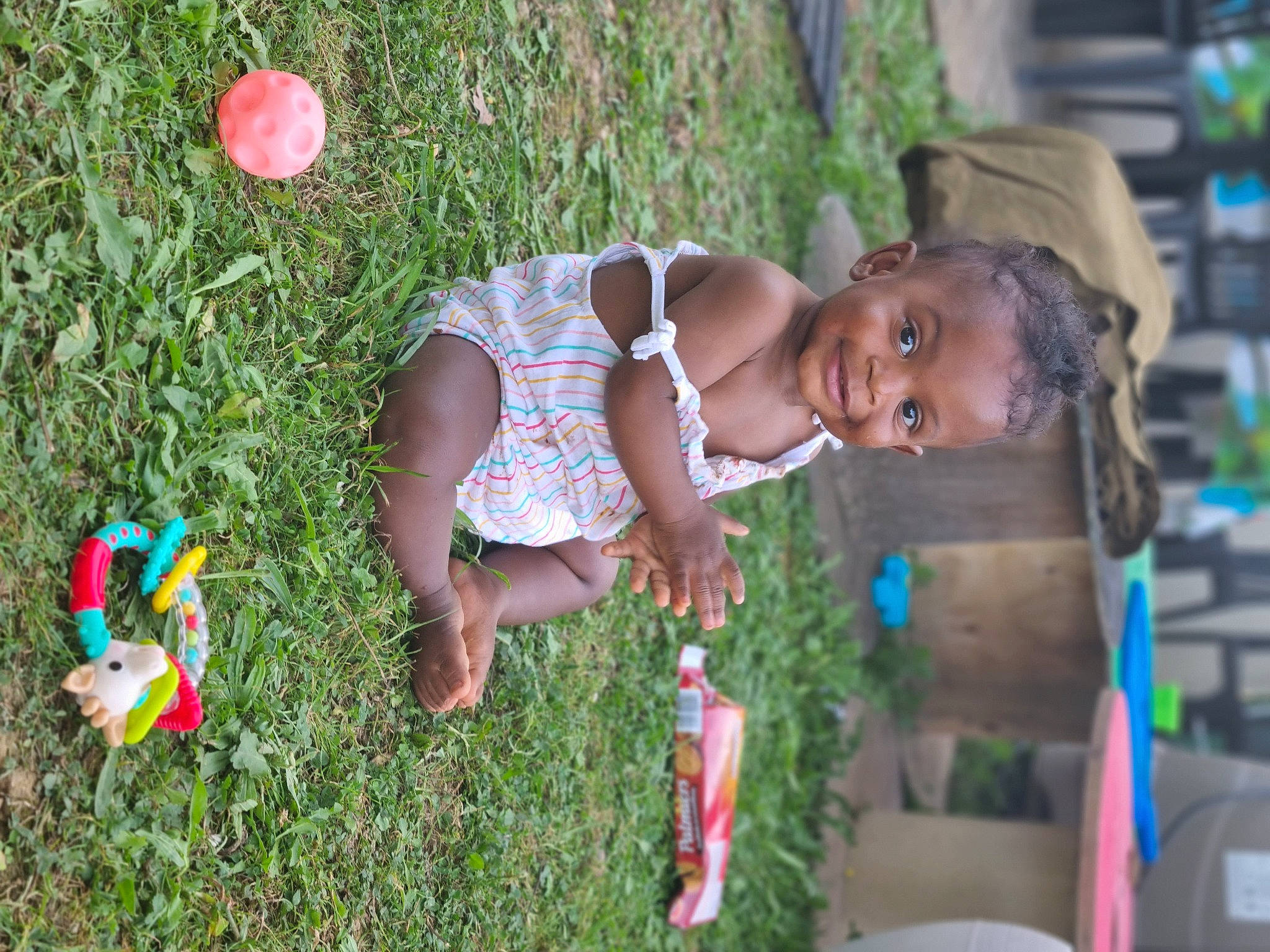 Jana a rejoint le concours — aidez-le/la à gagner de superbes lots ! adaptation, child, community, dress, event, facial_expression, fun, grass, green, happy, joy, leisure, morning, nature, people_in_nature, person, plant, shorts, summer, toddler