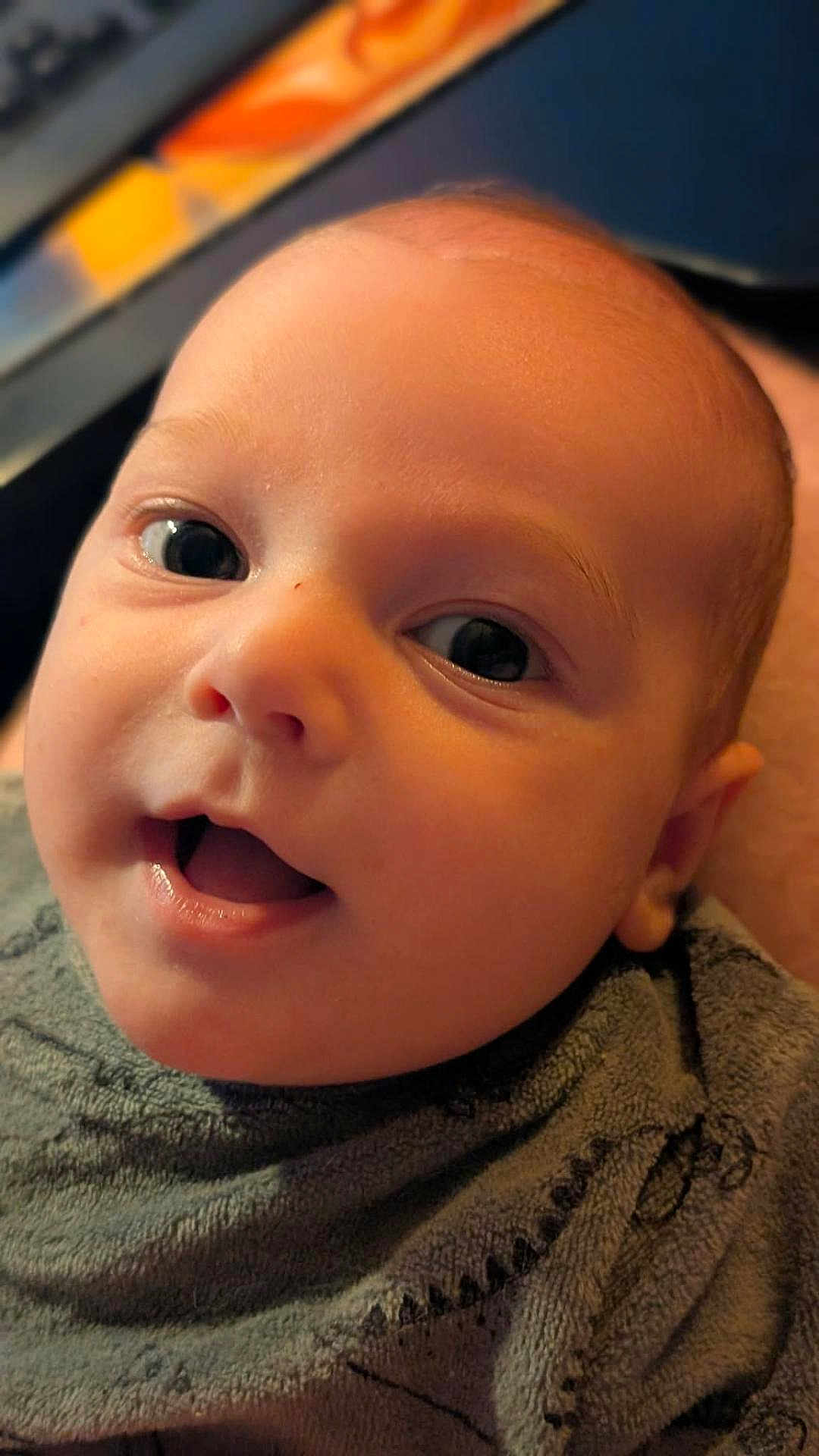 Charles participe au concours pour gagner de l'argent avec cette photo : baby, closeup, face, eyes, blanket, infant, child, cute, expression, portrait, skin, mouth, head, person, soft, texture, indoors, warm, young, happy