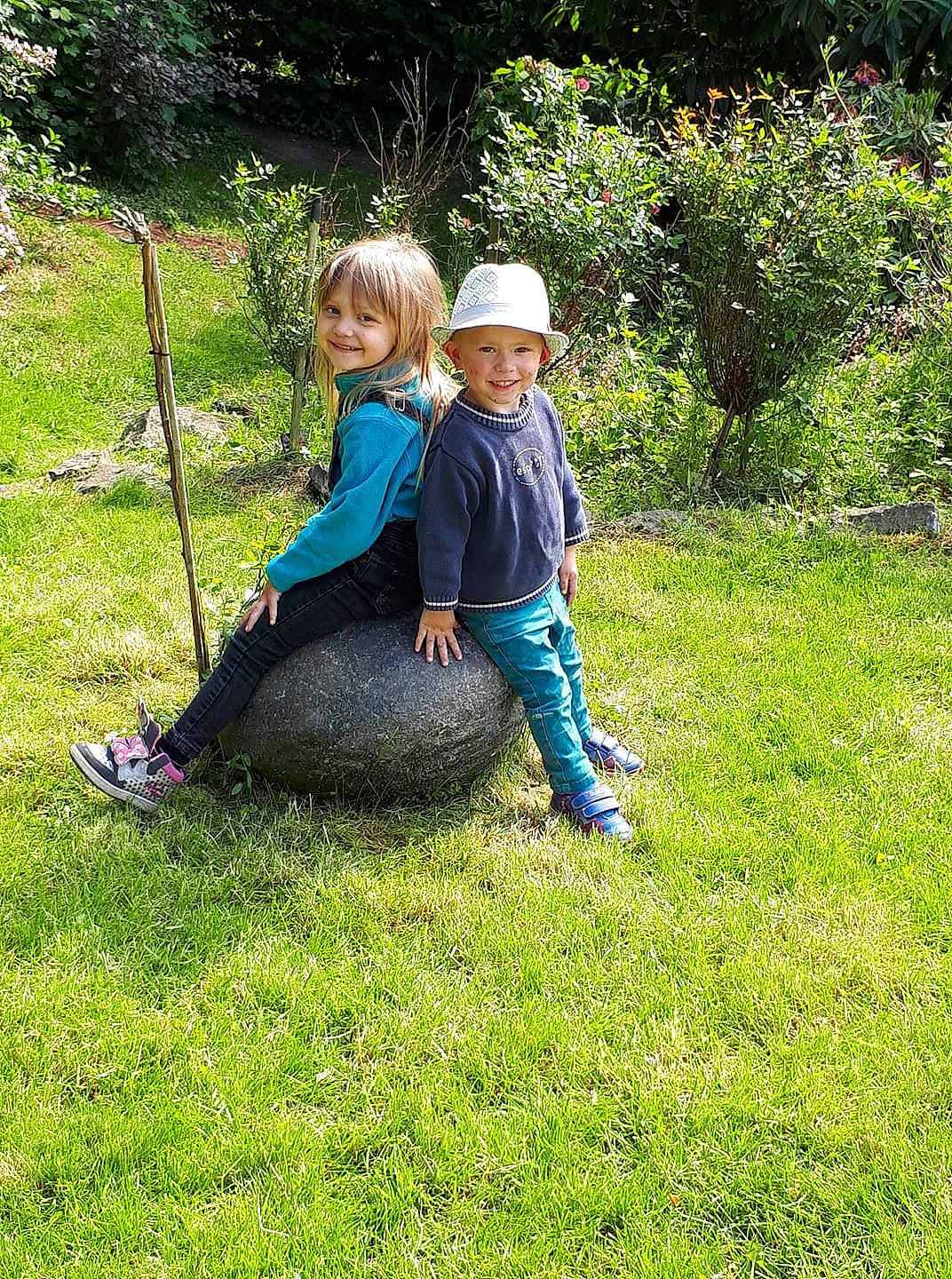 Sonia a rejoint le concours — aidez-le/la à gagner de superbes lots ! backyard, child, fun, garden, grass, grass_family, headwear, joy, lawn, meadow, person, plant, play, recreation, shrub, tree, vacation, yard