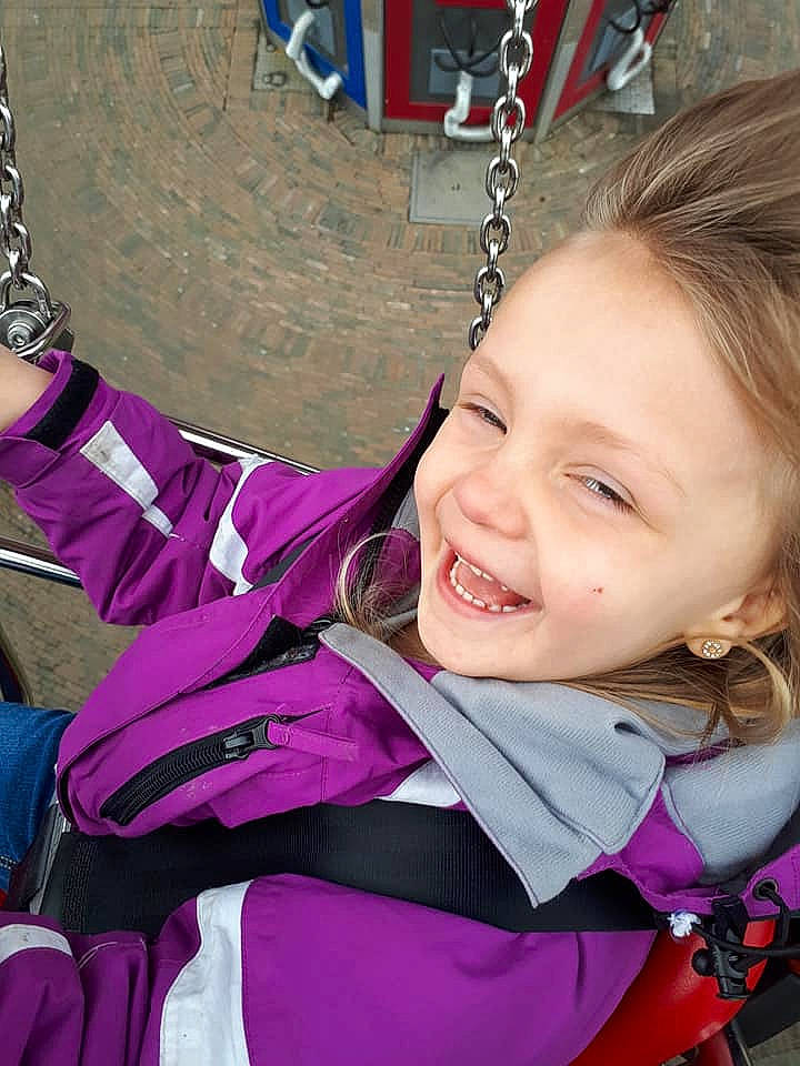 Sonia a rejoint le concours — aidez-le/la à gagner de superbes lots ! beauty, child, day, emotion, facial_expression, fun, girl, hairstyle, happiness, human_hair_color, joy, laughter, organ, person, pink, product, purple, skin, smile, toddler