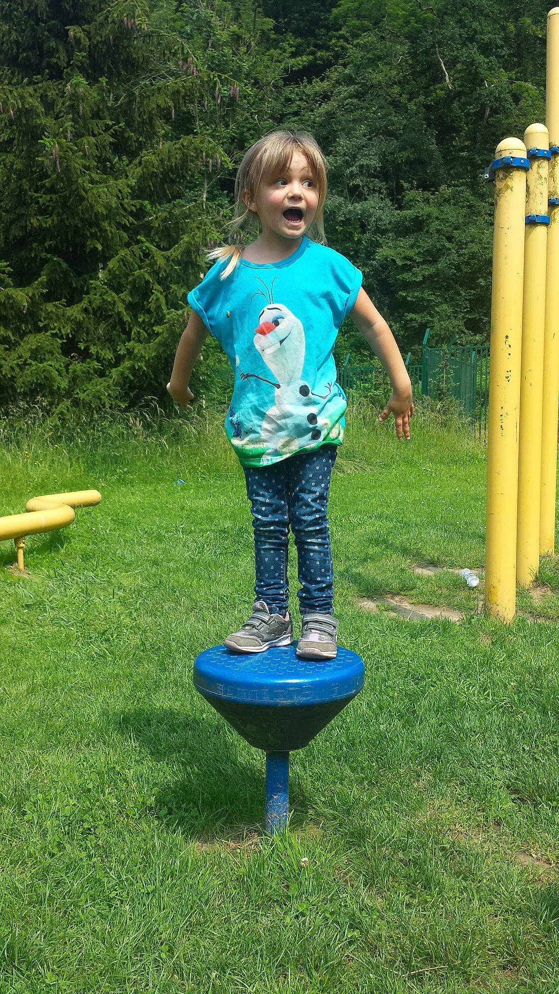 Sonia a rejoint le concours — aidez-le/la à gagner de superbes lots ! backyard, child, fun, garden, grass, green, lawn, leisure, outdoor_play_equipment, person, plant, play, playground, public_space, recreation, standing, summer, surprise, toddler, tree